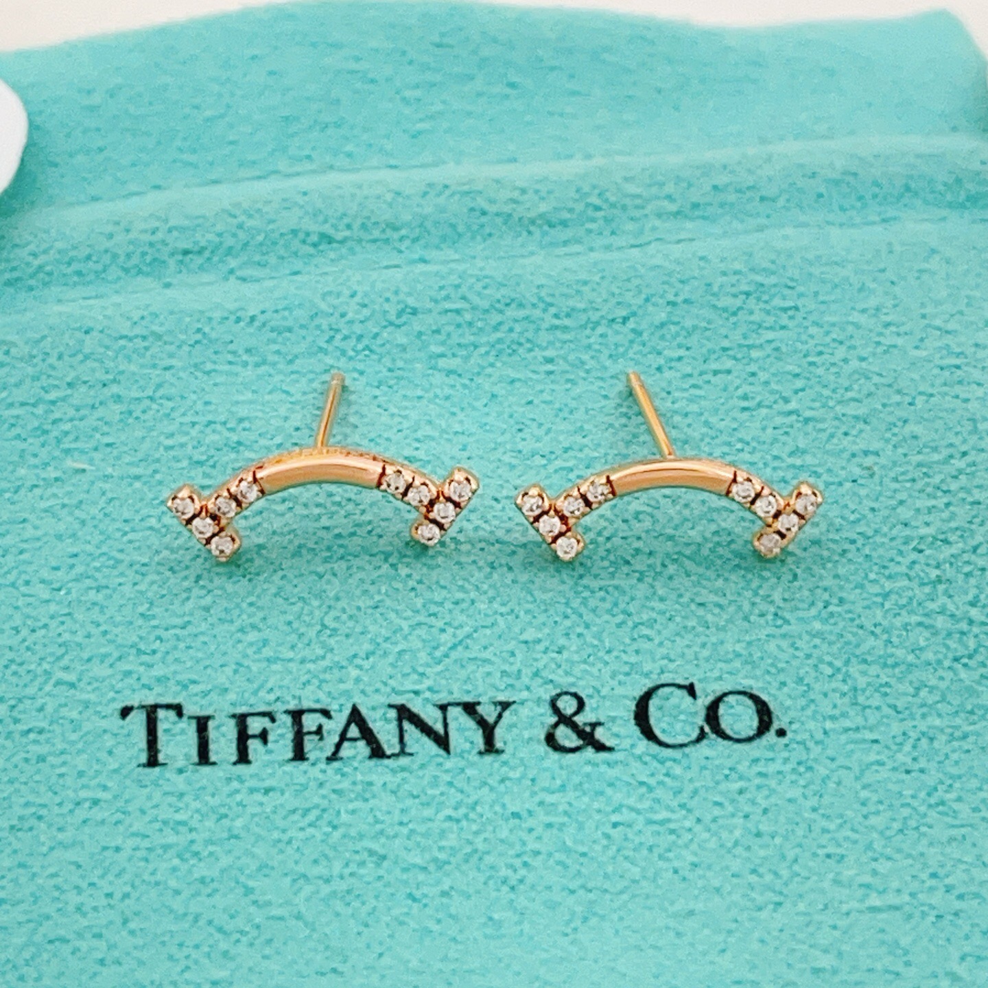 【Tiffany*帝芙尼最新款🆕🆕玫瑰金两边钻笑脸耳钉】一致官网黄铜材质，非常的上镜‼️设计很特别值得入