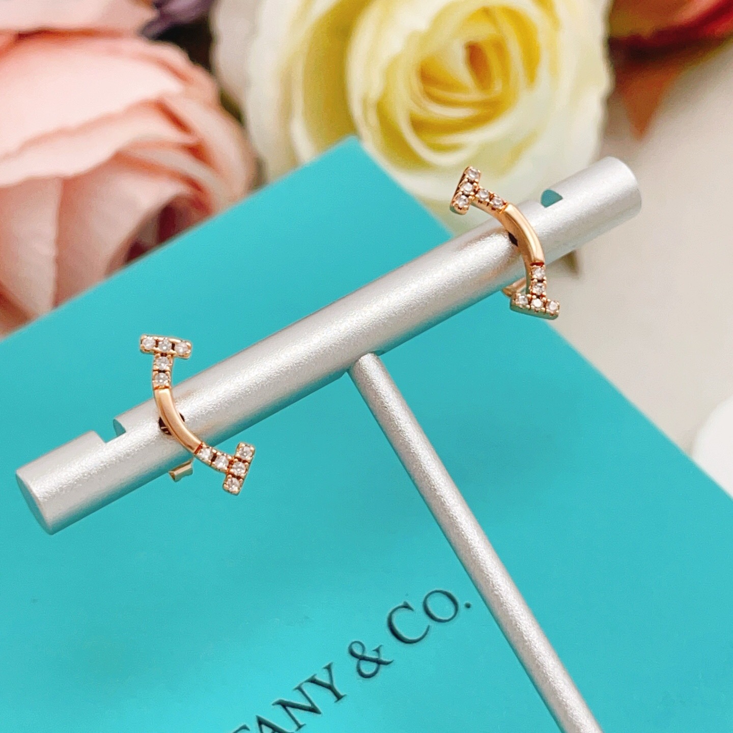 【Tiffany*帝芙尼最新款🆕🆕玫瑰金两边钻笑脸耳钉】一致官网黄铜材质，非常的上镜‼️设计很特别值得入