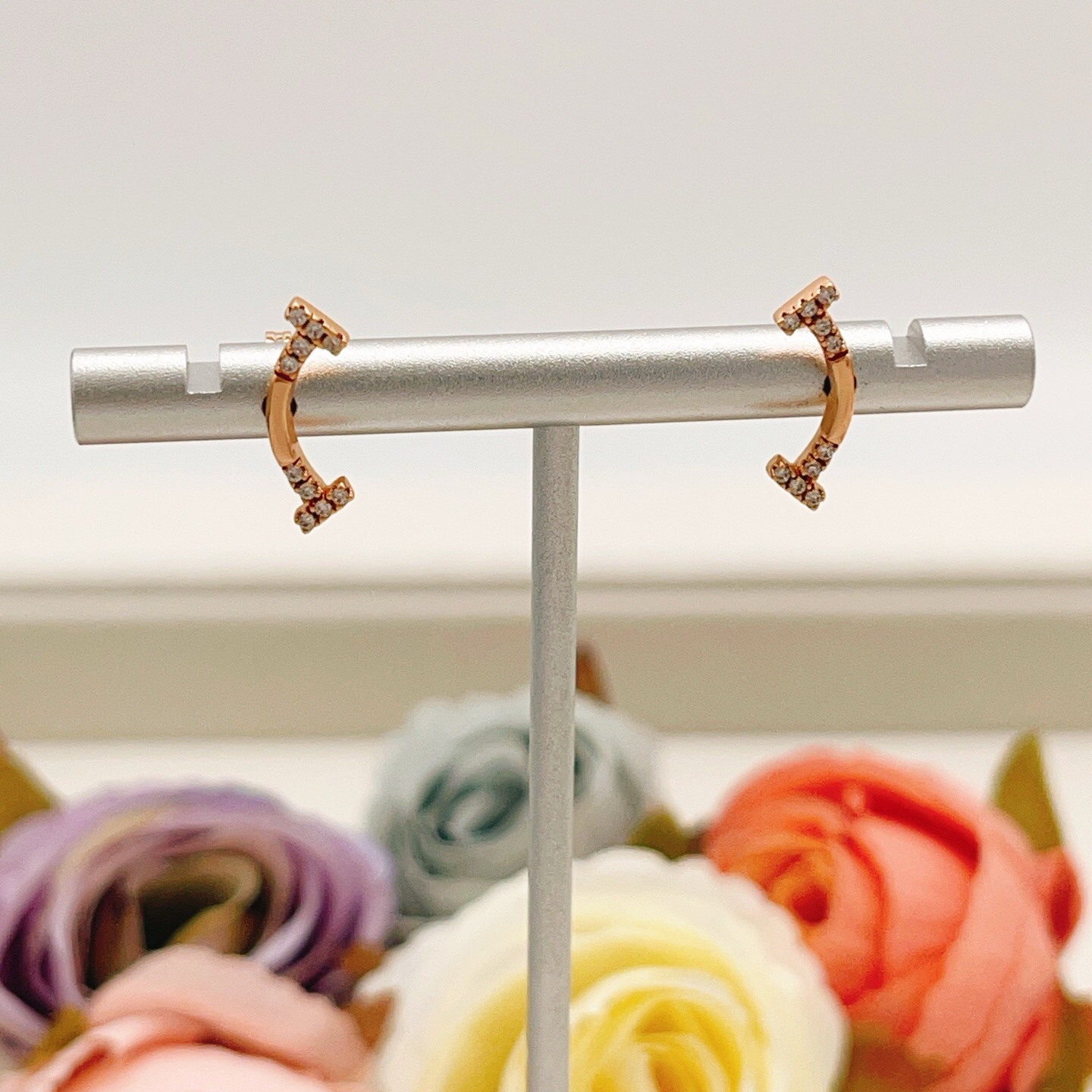 【Tiffany*帝芙尼最新款🆕🆕玫瑰金两边钻笑脸耳钉】一致官网黄铜材质，非常的上镜‼️设计很特别值得入