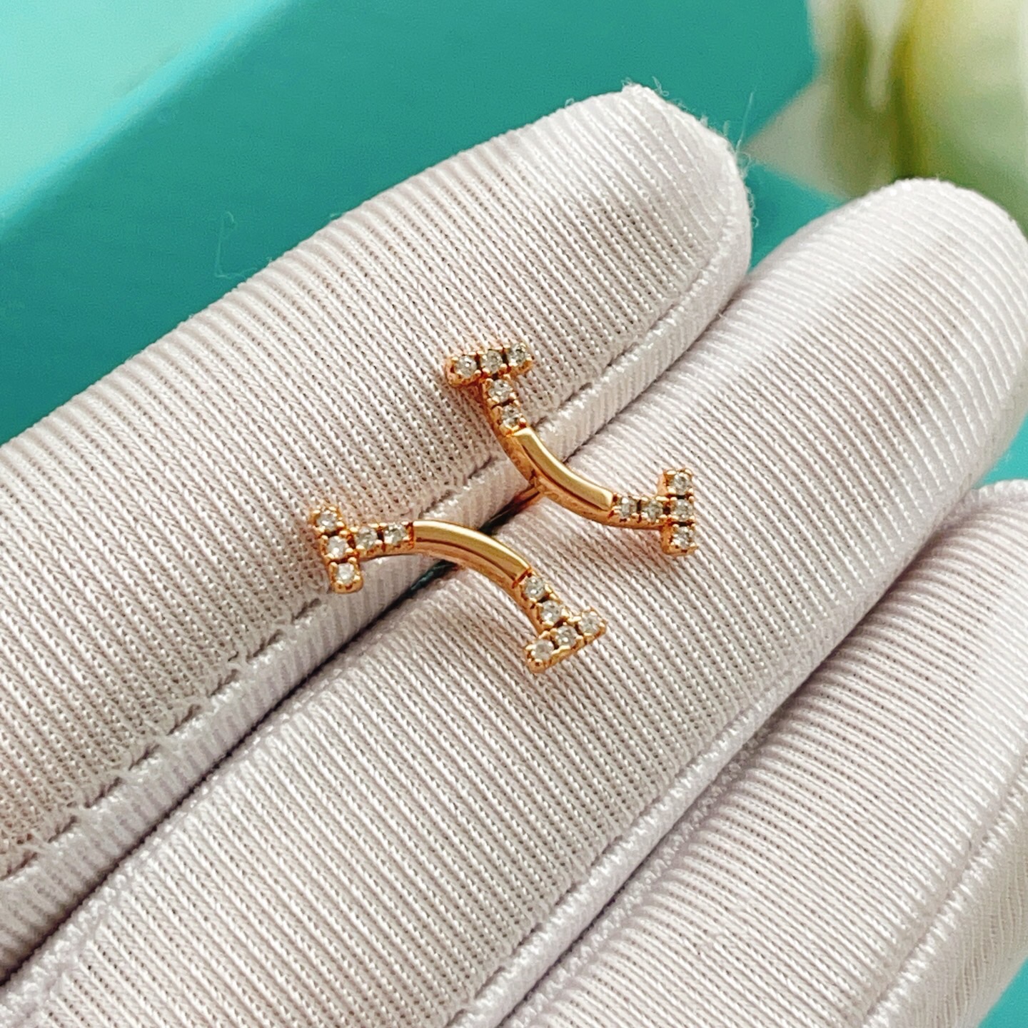 【Tiffany*帝芙尼最新款🆕🆕玫瑰金两边钻笑脸耳钉】一致官网黄铜材质，非常的上镜‼️设计很特别值得入