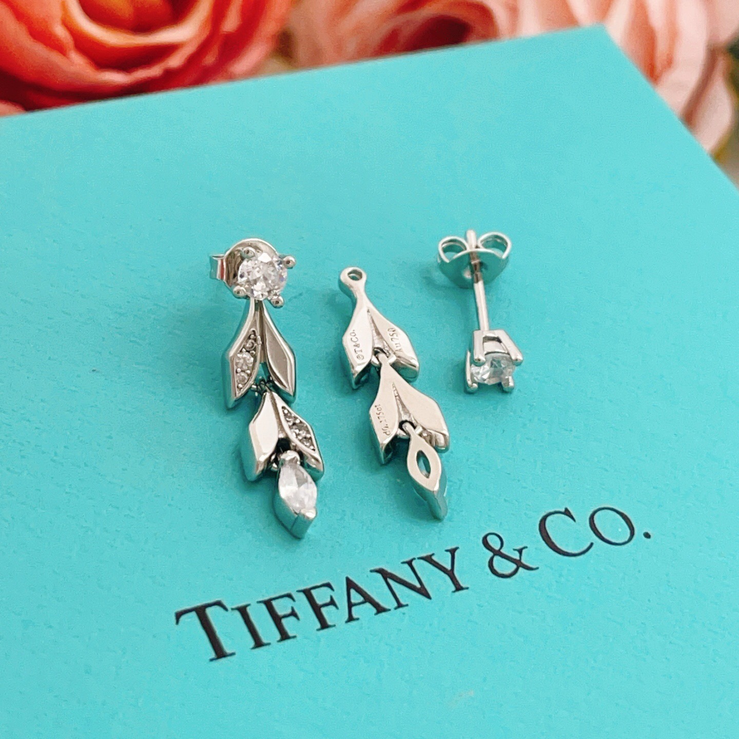 【Tiffany*帝芙尼最新款🆕🆕银色流苏叶片耳钉】一致官网黄铜材质，非常的上镜‼️设计很特别值得入手。