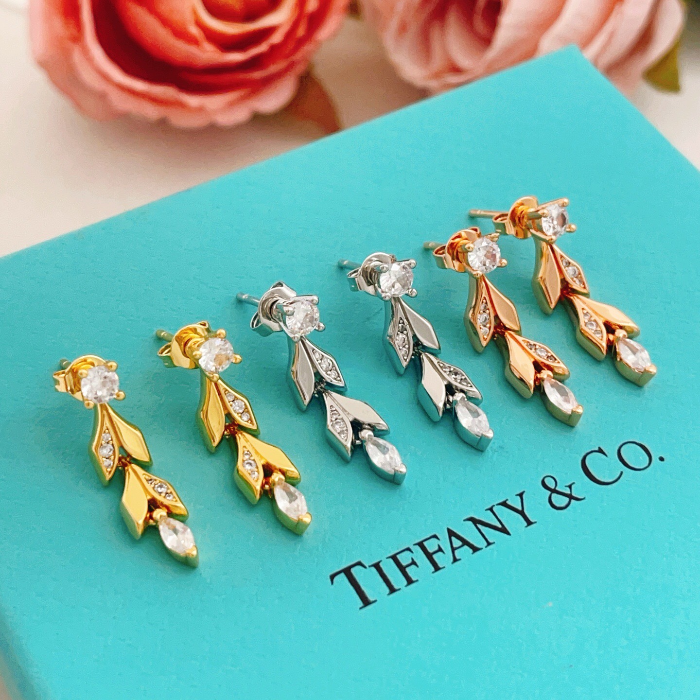 【Tiffany*帝芙尼最新款🆕🆕银色流苏叶片耳钉】一致官网黄铜材质，非常的上镜‼️设计很特别值得入手。