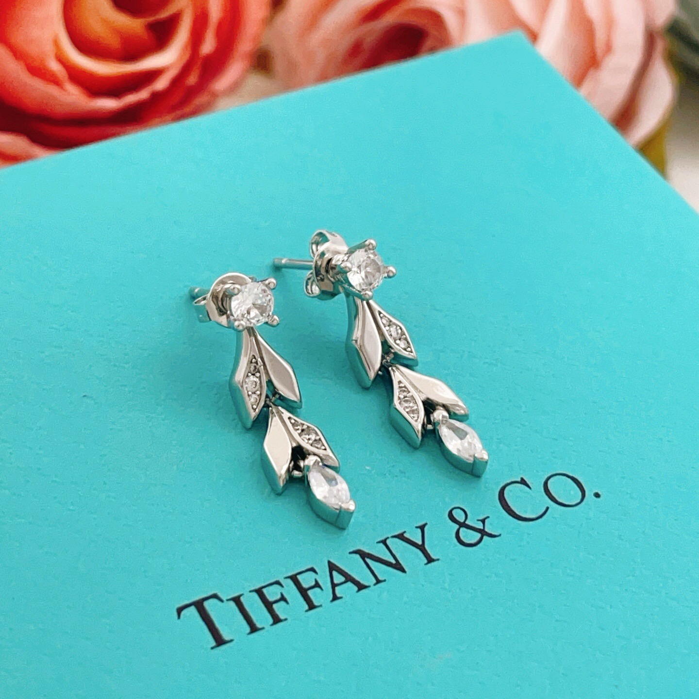 【Tiffany*帝芙尼最新款🆕🆕银色流苏叶片耳钉】一致官网黄铜材质，非常的上镜‼️设计很特别值得入手。
