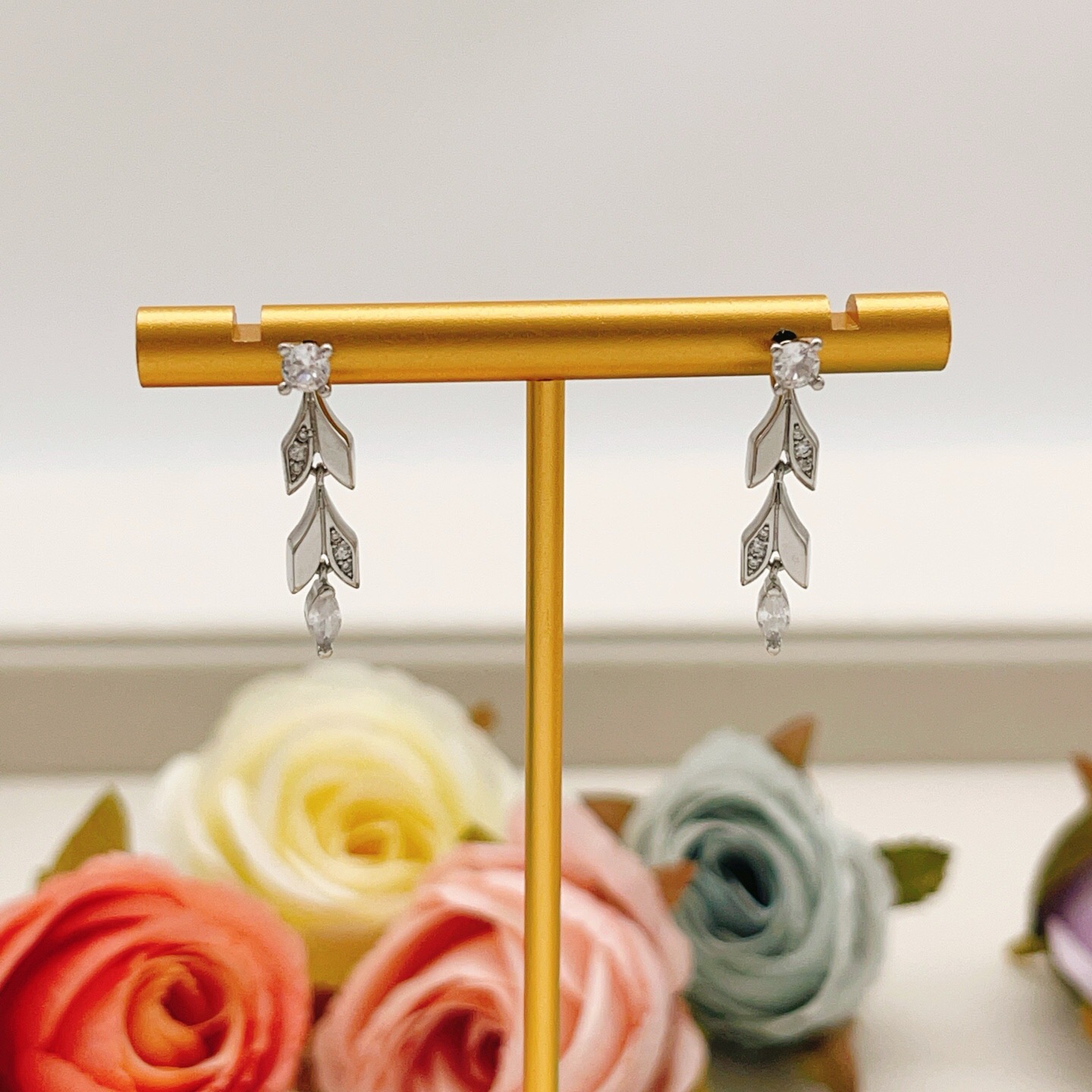【Tiffany*帝芙尼最新款🆕🆕银色流苏叶片耳钉】一致官网黄铜材质，非常的上镜‼️设计很特别值得入手。