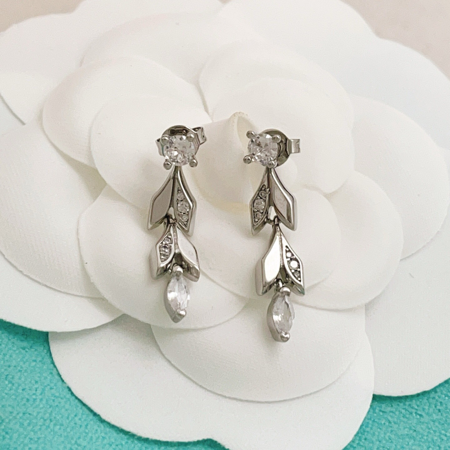 【Tiffany*帝芙尼最新款🆕🆕银色流苏叶片耳钉】一致官网黄铜材质，非常的上镜‼️设计很特别值得入手。