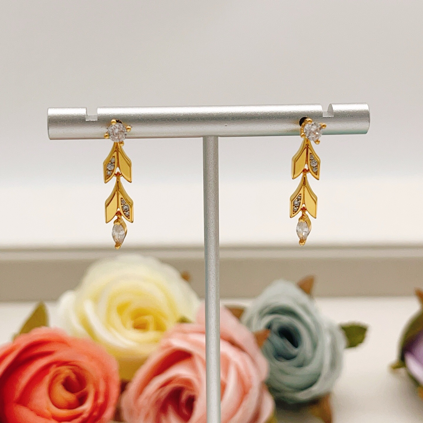 【Tiffany*帝芙尼最新款🆕🆕金色流苏叶片耳钉】一致官网黄铜材质，非常的上镜‼️设计很特别值得入手。