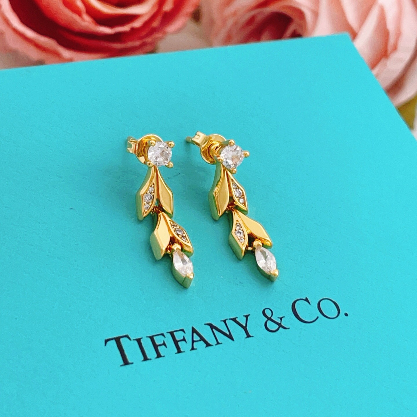 【Tiffany*帝芙尼最新款🆕🆕金色流苏叶片耳钉】一致官网黄铜材质，非常的上镜‼️设计很特别值得入手。