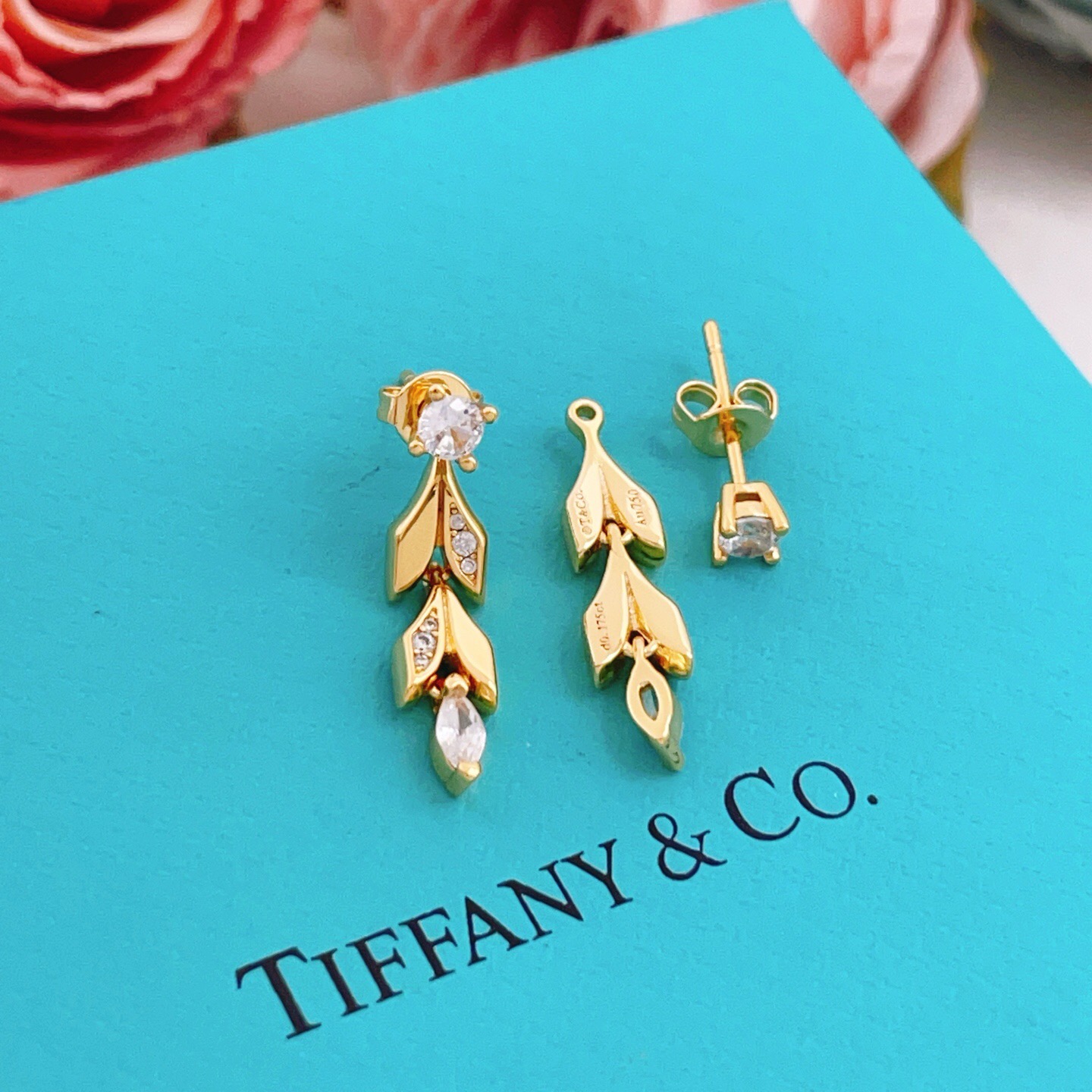 【Tiffany*帝芙尼最新款🆕🆕金色流苏叶片耳钉】一致官网黄铜材质，非常的上镜‼️设计很特别值得入手。