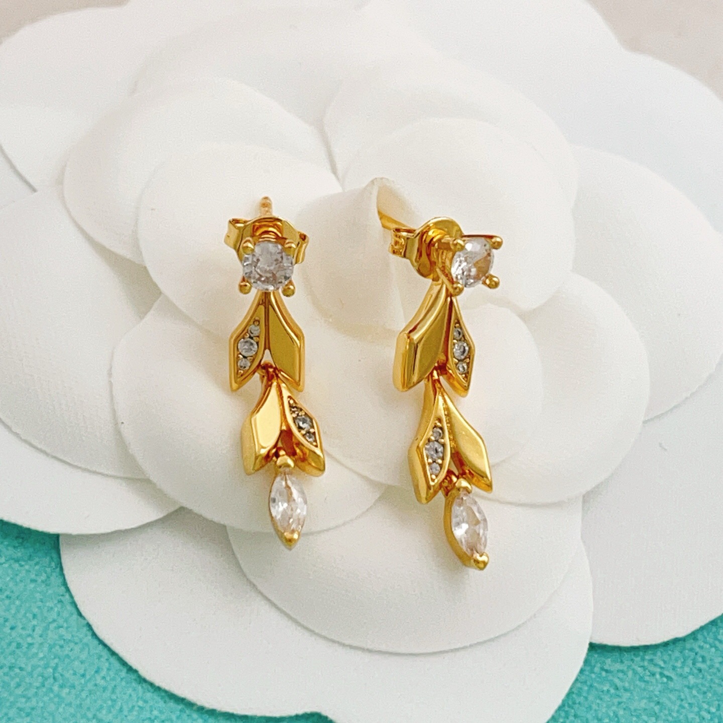 【Tiffany*帝芙尼最新款🆕🆕金色流苏叶片耳钉】一致官网黄铜材质，非常的上镜‼️设计很特别值得入手。