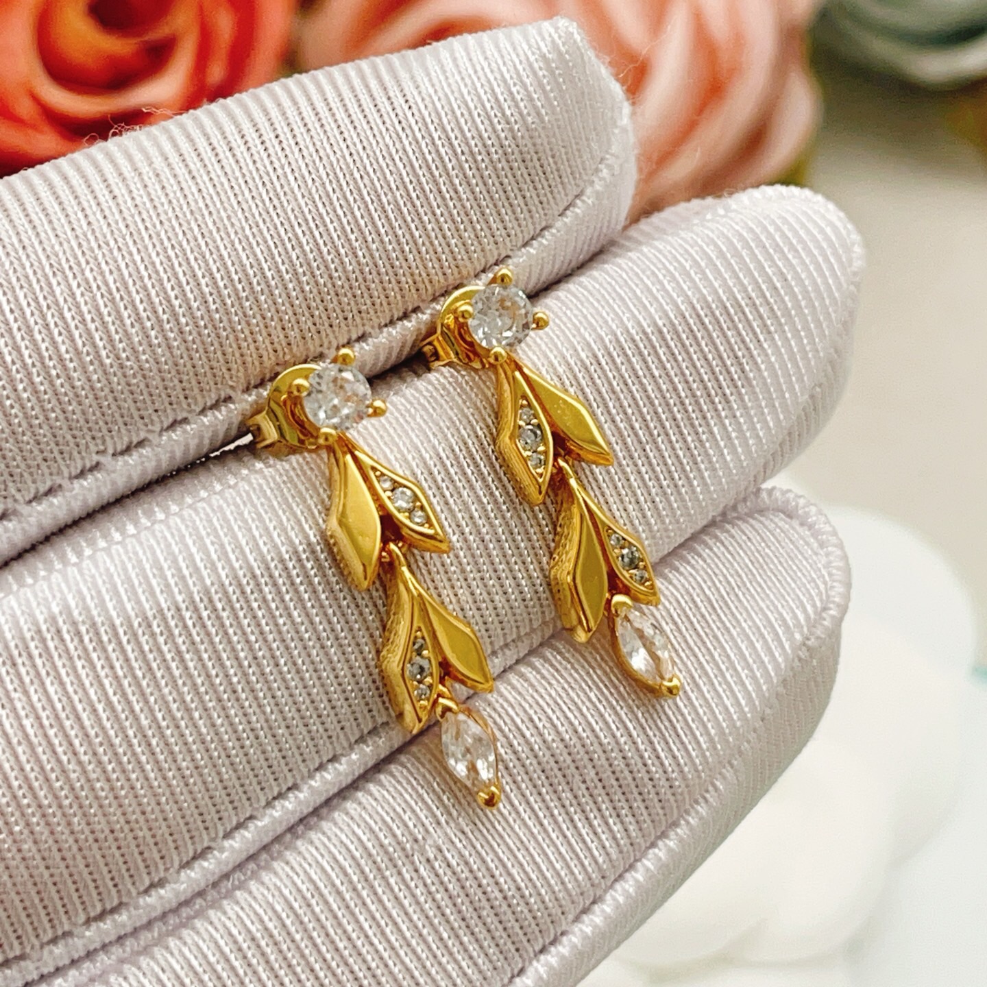【Tiffany*帝芙尼最新款🆕🆕金色流苏叶片耳钉】一致官网黄铜材质，非常的上镜‼️设计很特别值得入手。