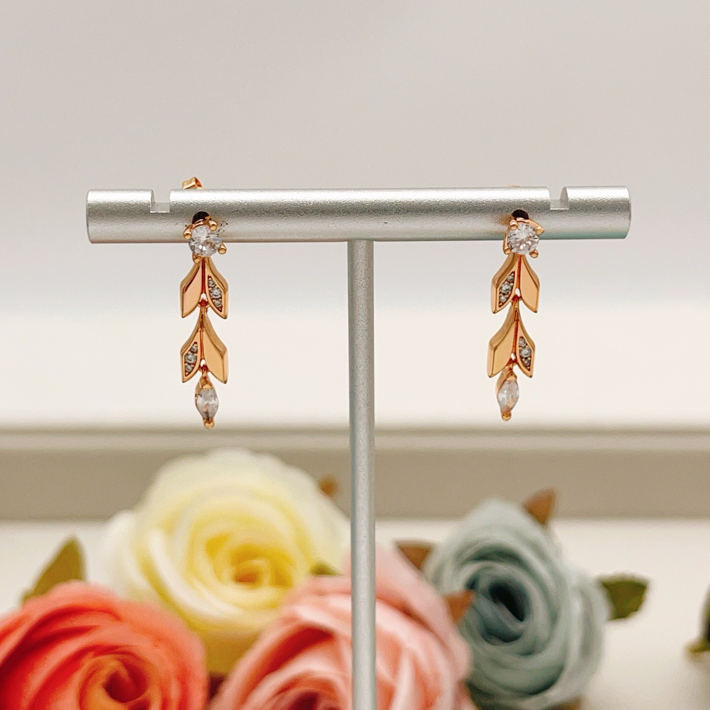 【Tiffany*帝芙尼最新款🆕🆕玫瑰金流苏叶片耳钉】一致官网黄铜材质，非常的上镜‼️设计很特别值得入手