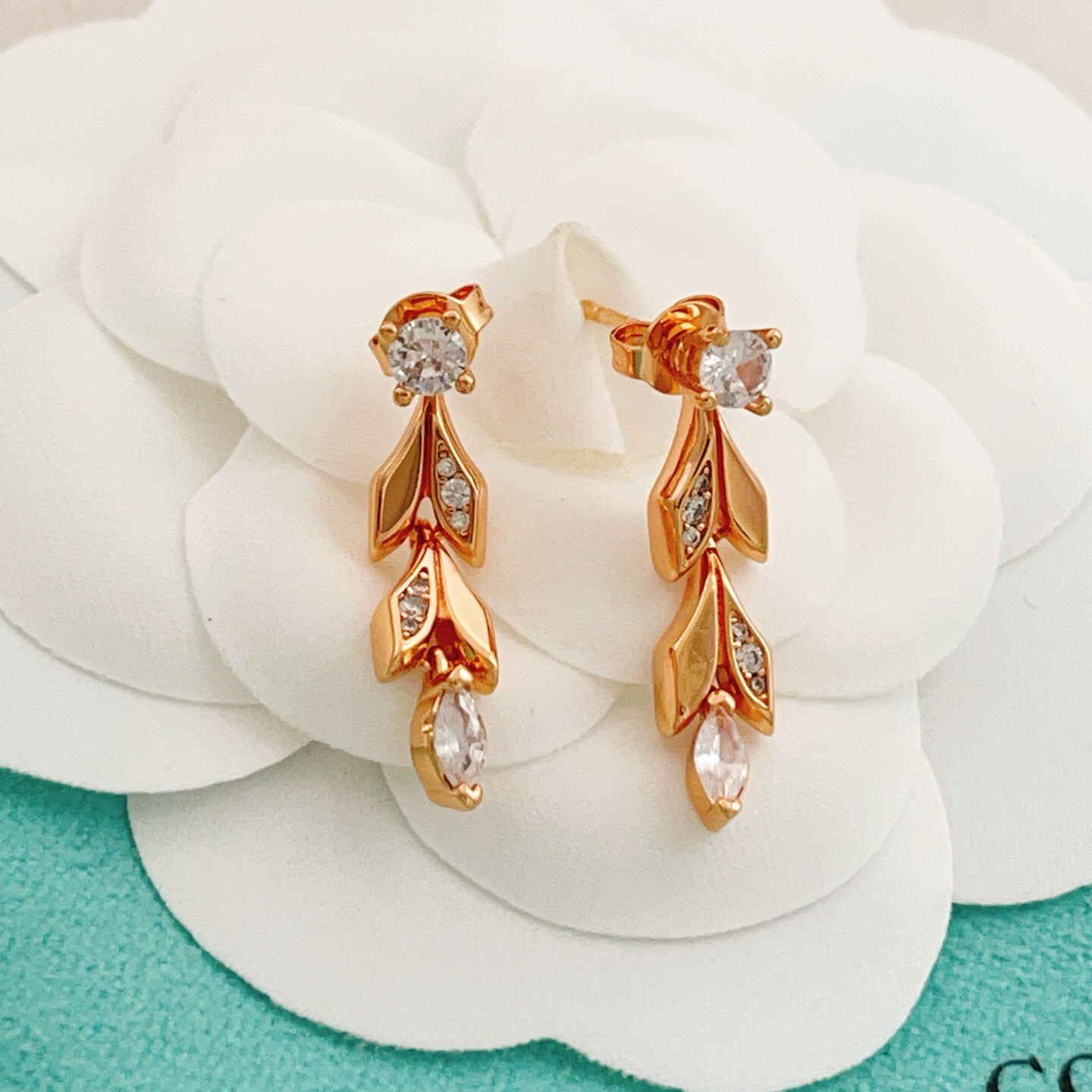 【Tiffany*帝芙尼最新款🆕🆕玫瑰金流苏叶片耳钉】一致官网黄铜材质，非常的上镜‼️设计很特别值得入手
