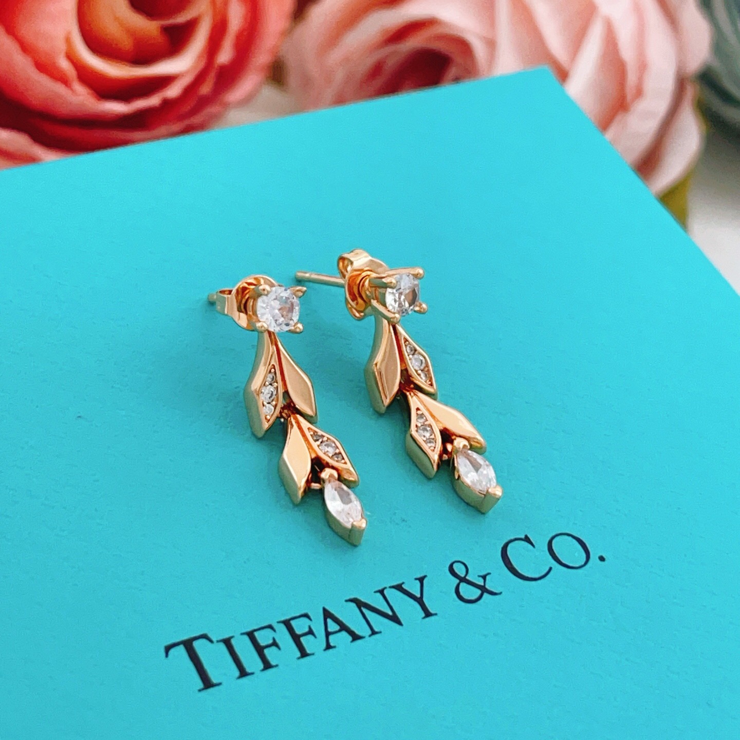 【Tiffany*帝芙尼最新款🆕🆕玫瑰金流苏叶片耳钉】一致官网黄铜材质，非常的上镜‼️设计很特别值得入手