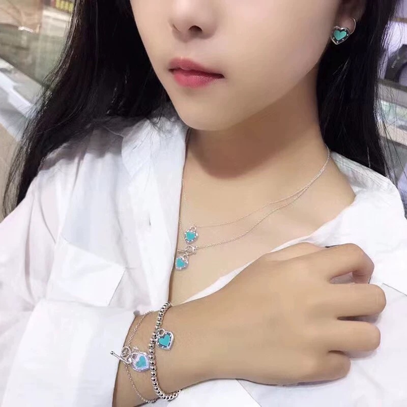 【Tiffany*帝芙尼最新款🆕🆕银色蓝爱心耳钉】一致官网黄铜材质，非常的上镜‼️设计很特别值得入手。高