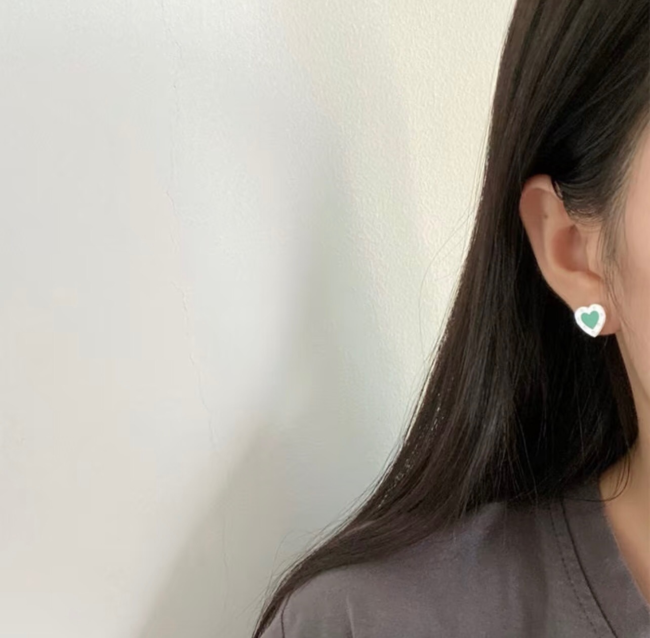 【Tiffany*帝芙尼最新款🆕🆕银色蓝爱心耳钉】一致官网黄铜材质，非常的上镜‼️设计很特别值得入手。高