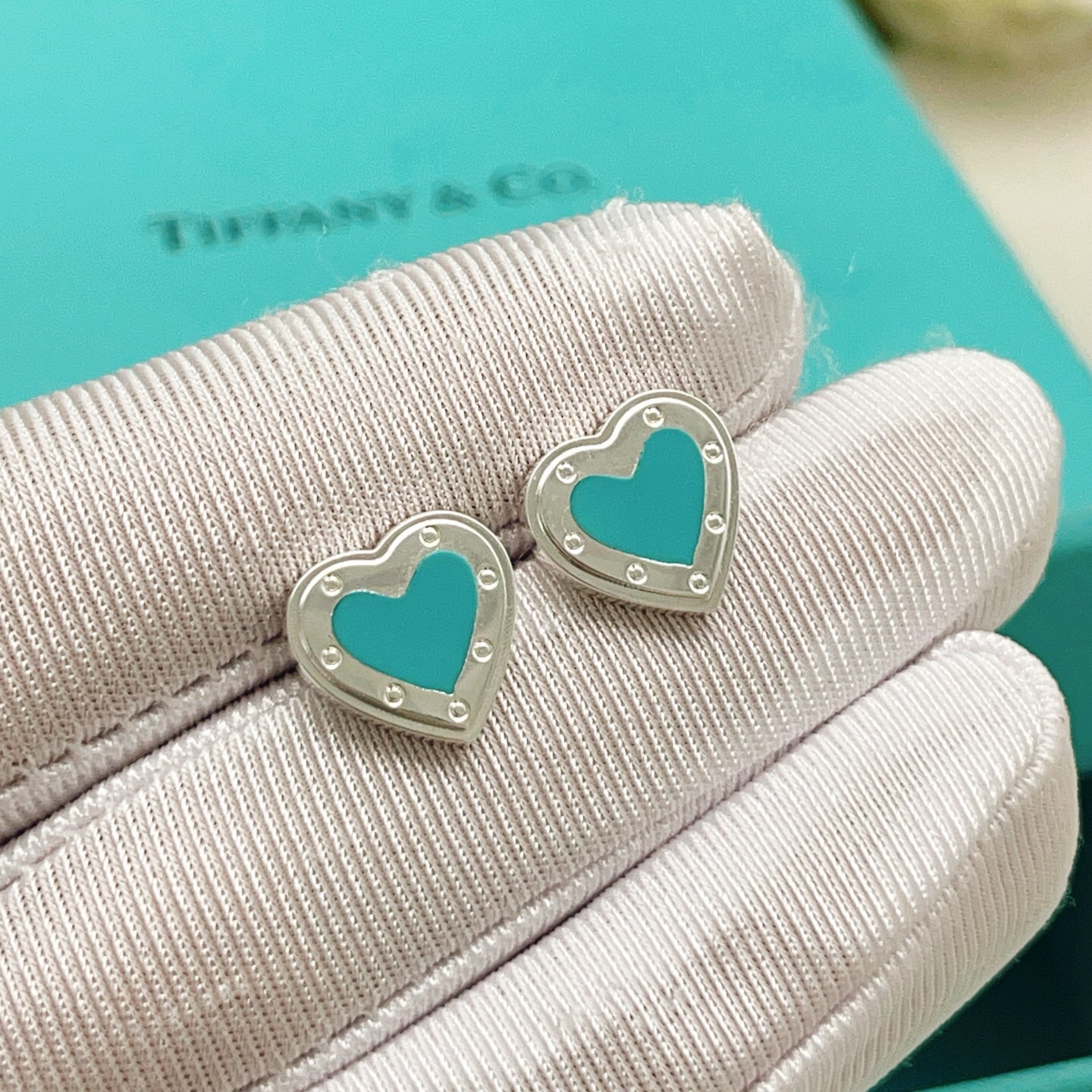 【Tiffany*帝芙尼最新款🆕🆕银色蓝爱心耳钉】一致官网黄铜材质，非常的上镜‼️设计很特别值得入手。高