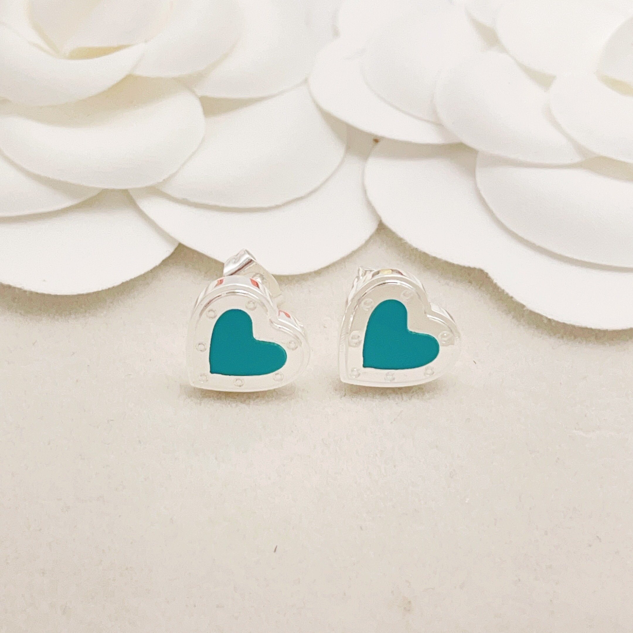 【Tiffany*帝芙尼最新款🆕🆕银色蓝爱心耳钉】一致官网黄铜材质，非常的上镜‼️设计很特别值得入手。高