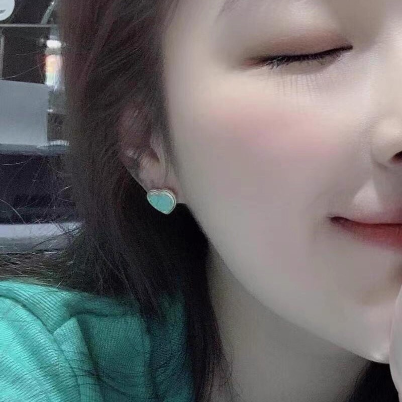 【Tiffany*帝芙尼最新款🆕🆕银色蓝爱心耳钉】一致官网黄铜材质，非常的上镜‼️设计很特别值得入手。高