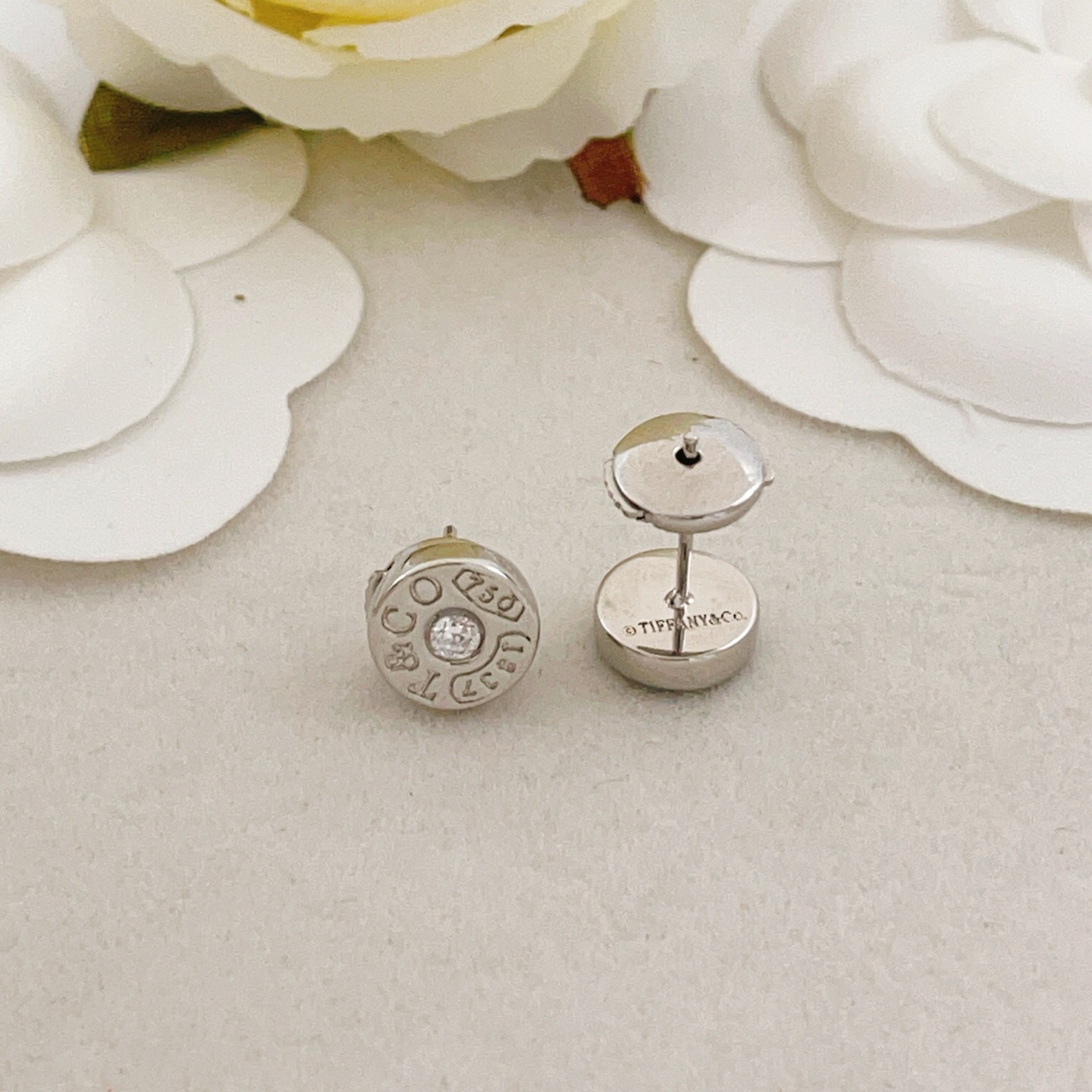 【Tiffany*帝芙尼最新款🆕🆕银色单钻圆形字母耳钉】一致官网黄铜材质，非常的上镜‼️设计很特别值得入