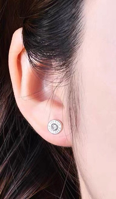 【Tiffany*帝芙尼最新款🆕🆕银色单钻圆形字母耳钉】一致官网黄铜材质，非常的上镜‼️设计很特别值得入