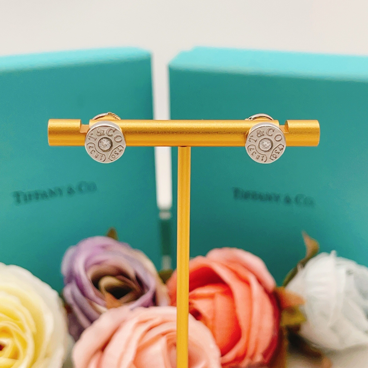 【Tiffany*帝芙尼最新款🆕🆕银色单钻圆形字母耳钉】一致官网黄铜材质，非常的上镜‼️设计很特别值得入