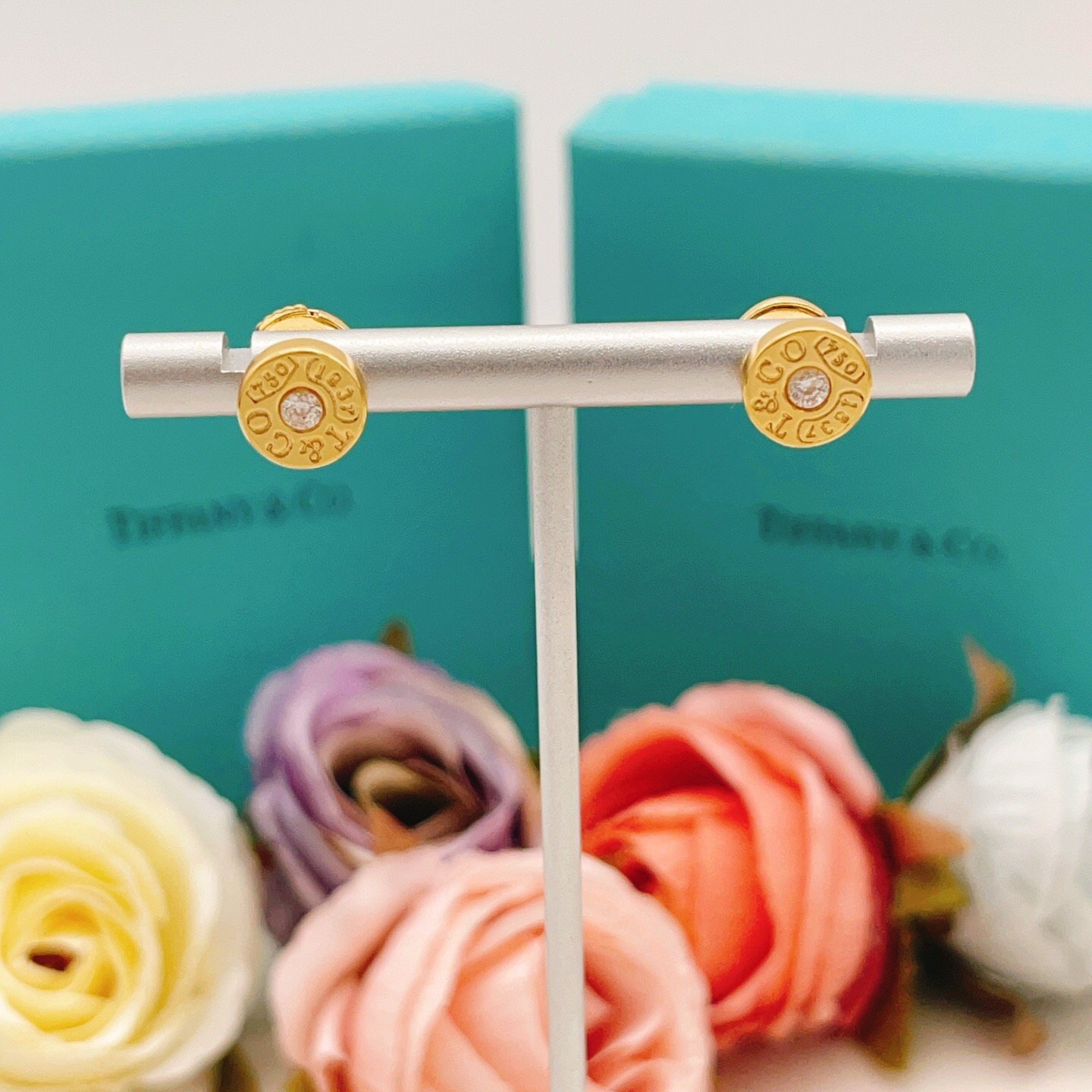 【Tiffany*帝芙尼最新款🆕🆕金色单钻圆形字母耳钉】一致官网黄铜材质，非常的上镜‼️设计很特别值得入