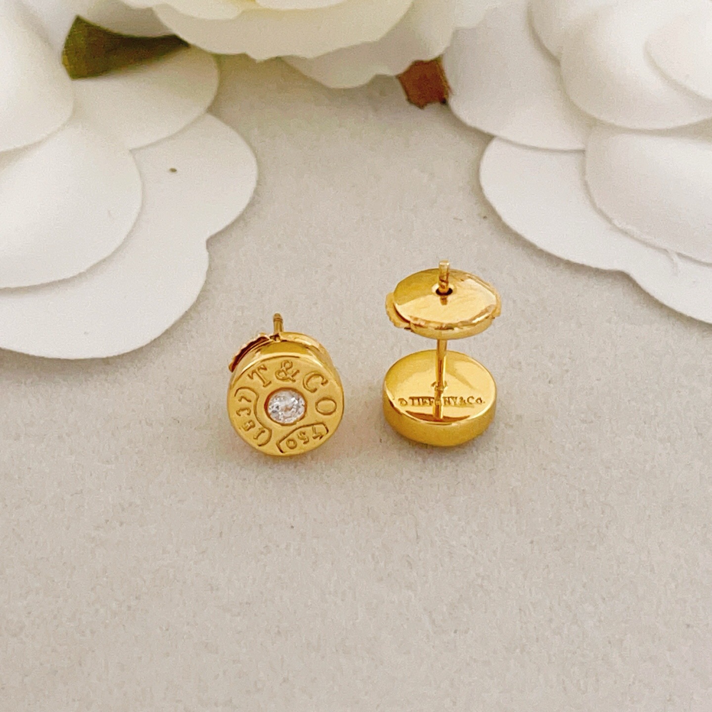 【Tiffany*帝芙尼最新款🆕🆕金色单钻圆形字母耳钉】一致官网黄铜材质，非常的上镜‼️设计很特别值得入