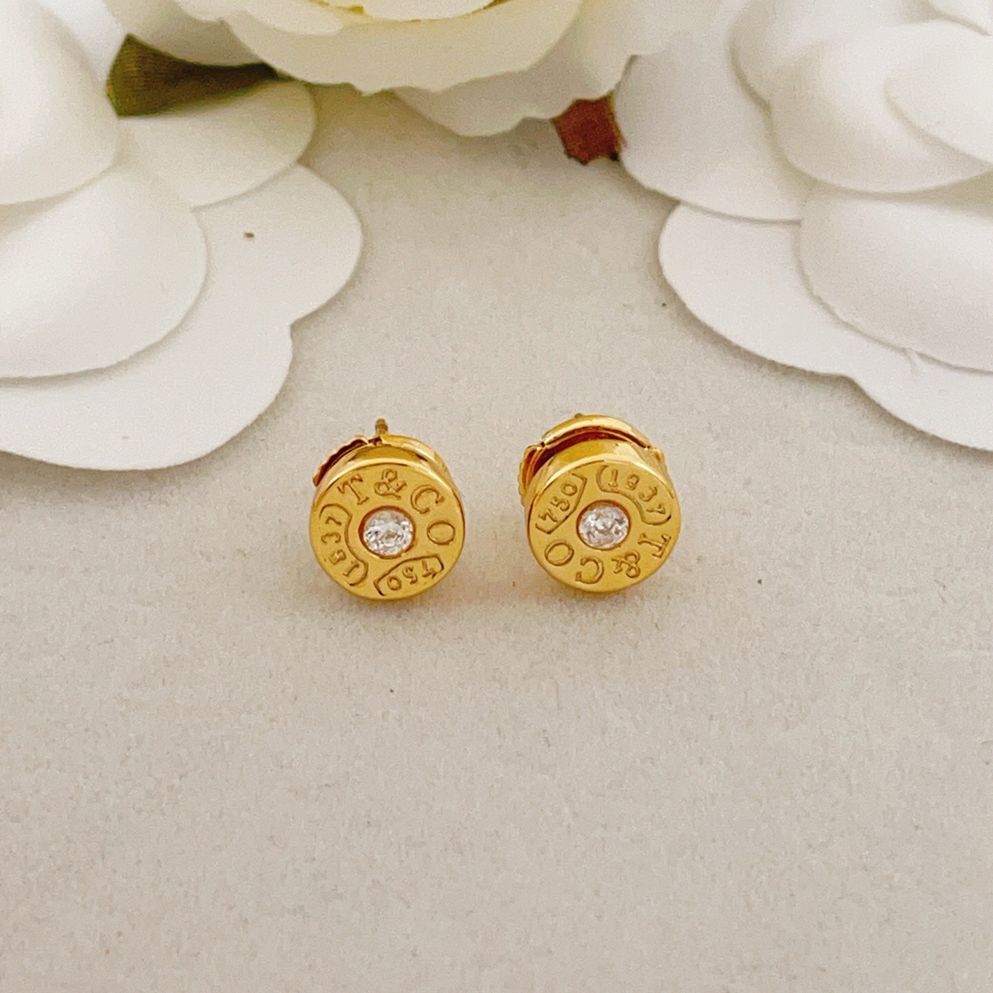 【Tiffany*帝芙尼最新款🆕🆕金色单钻圆形字母耳钉】一致官网黄铜材质，非常的上镜‼️设计很特别值得入