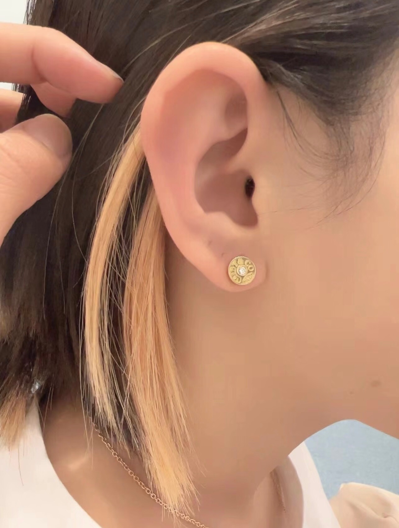 【Tiffany*帝芙尼最新款🆕🆕金色单钻圆形字母耳钉】一致官网黄铜材质，非常的上镜‼️设计很特别值得入