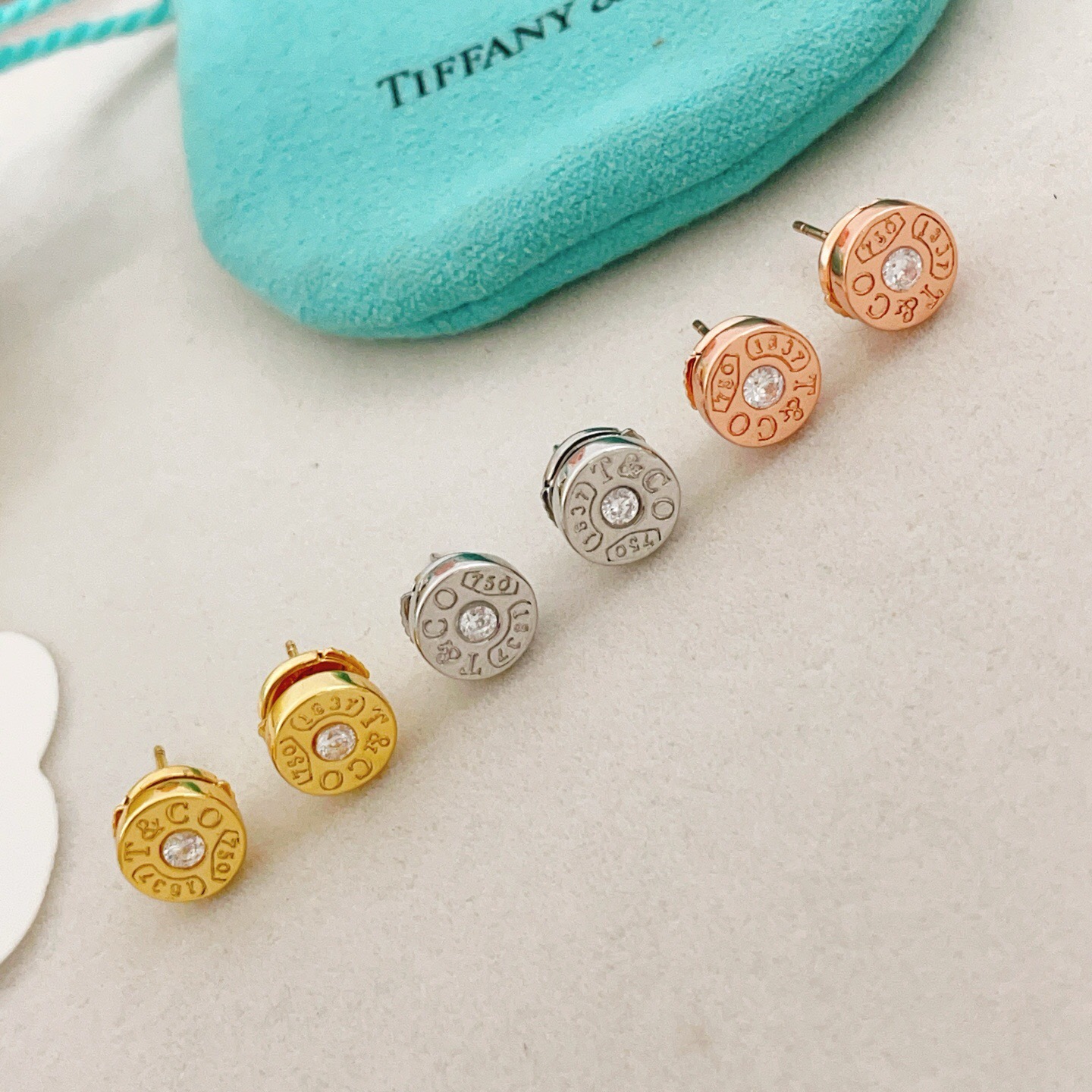【Tiffany*帝芙尼最新款🆕🆕玫瑰金单钻圆形字母耳钉】一致官网黄铜材质，非常的上镜‼️设计很特别值得