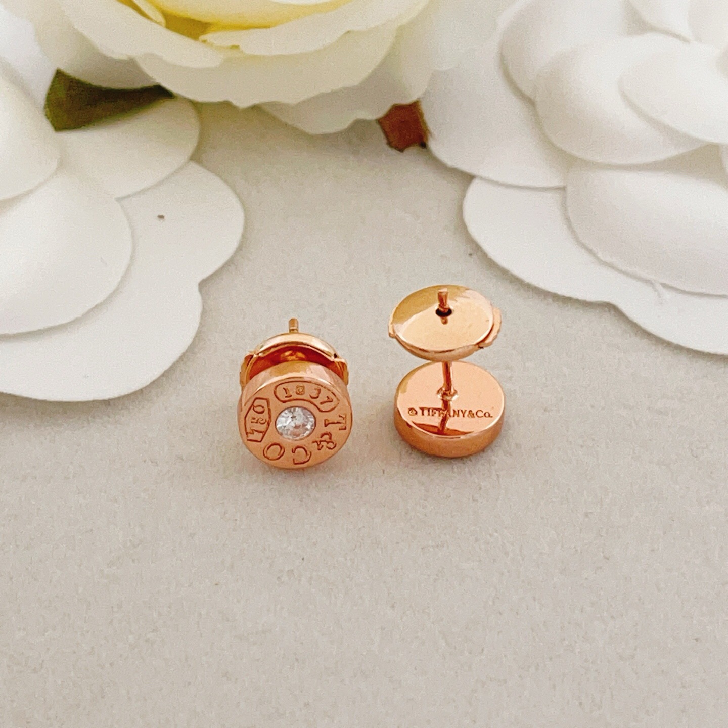 【Tiffany*帝芙尼最新款🆕🆕玫瑰金单钻圆形字母耳钉】一致官网黄铜材质，非常的上镜‼️设计很特别值得
