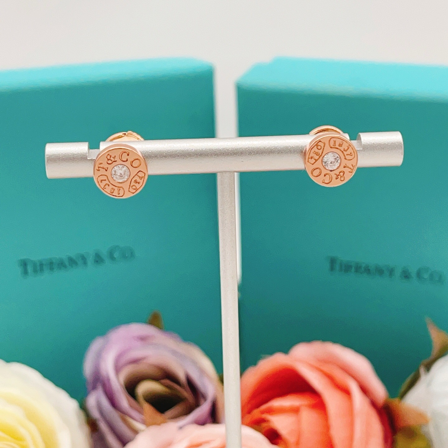 【Tiffany*帝芙尼最新款🆕🆕玫瑰金单钻圆形字母耳钉】一致官网黄铜材质，非常的上镜‼️设计很特别值得