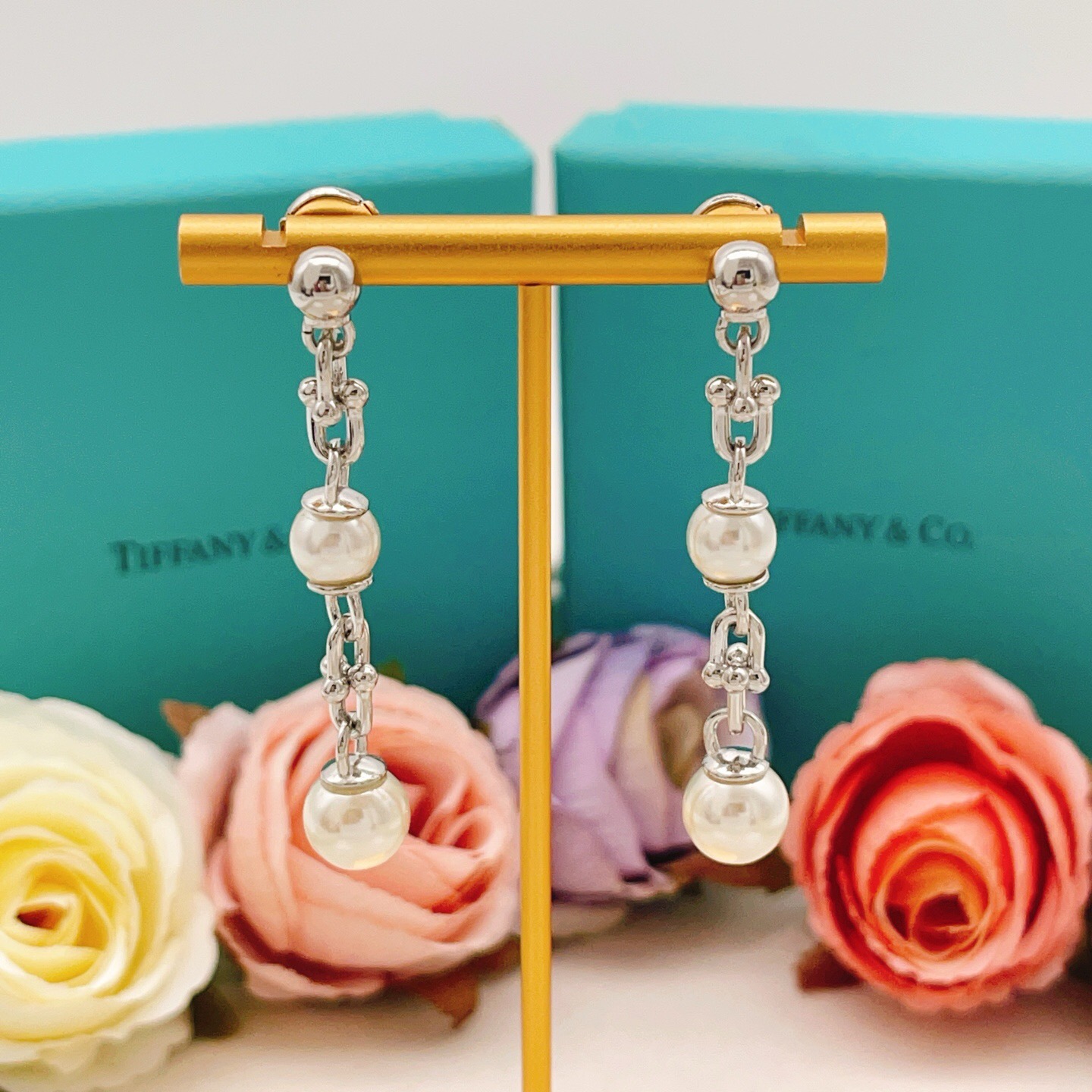 【Tiffany*帝芙尼最新款🆕🆕银色流苏珍珠耳钉】一致官网黄铜材质，非常的上镜‼️设计很特别值得入手。