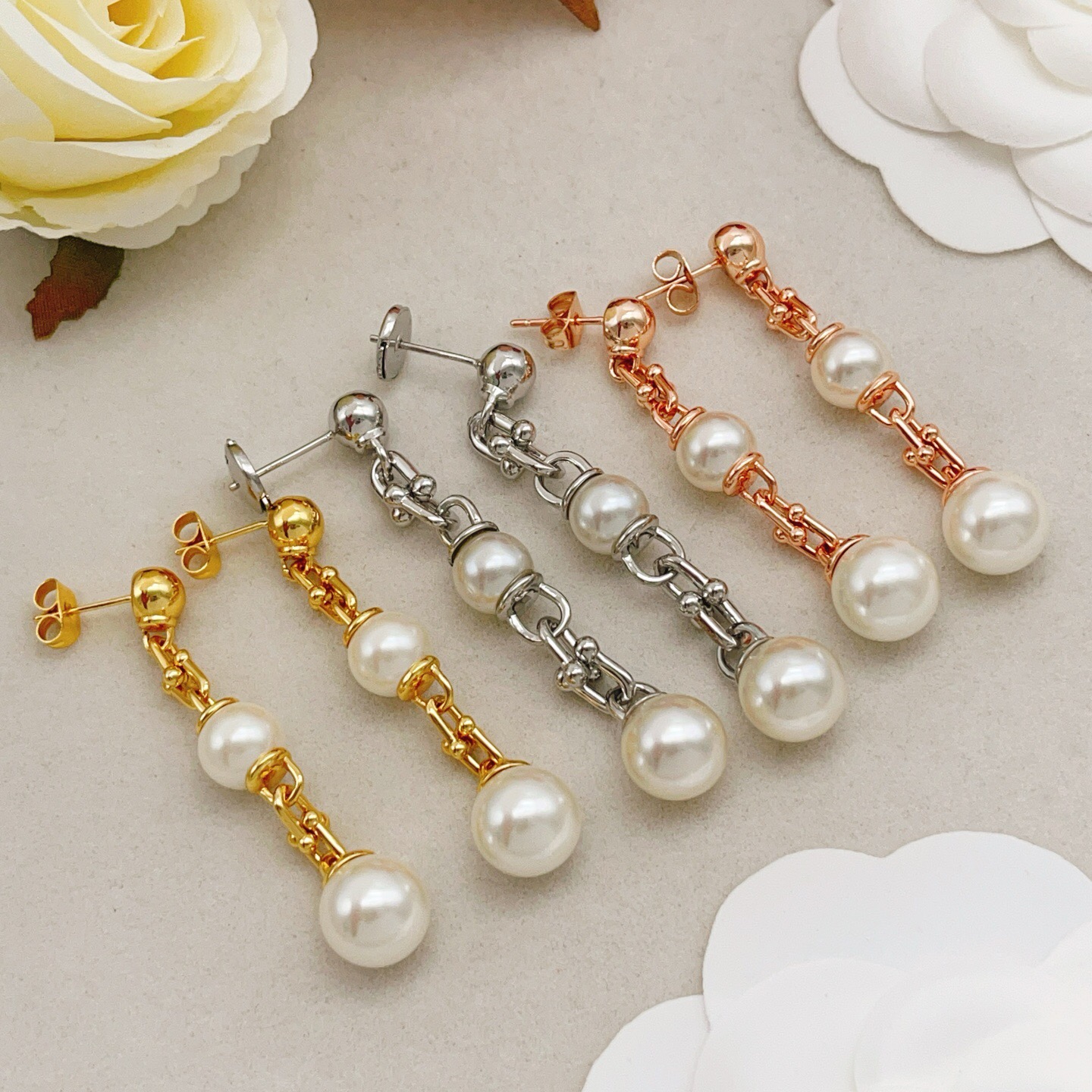 【Tiffany*帝芙尼最新款🆕🆕银色流苏珍珠耳钉】一致官网黄铜材质，非常的上镜‼️设计很特别值得入手。