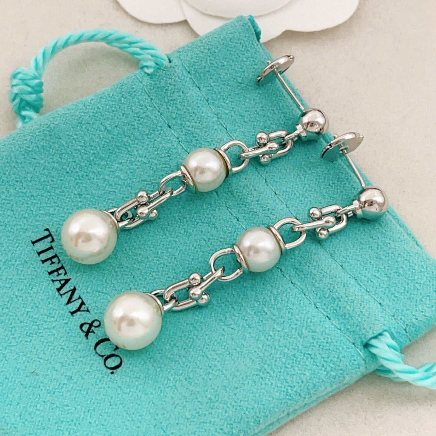 【Tiffany*帝芙尼最新款🆕🆕银色流苏珍珠耳钉】一致官网黄铜材质，非常的上镜‼️设计很特别值得入手。