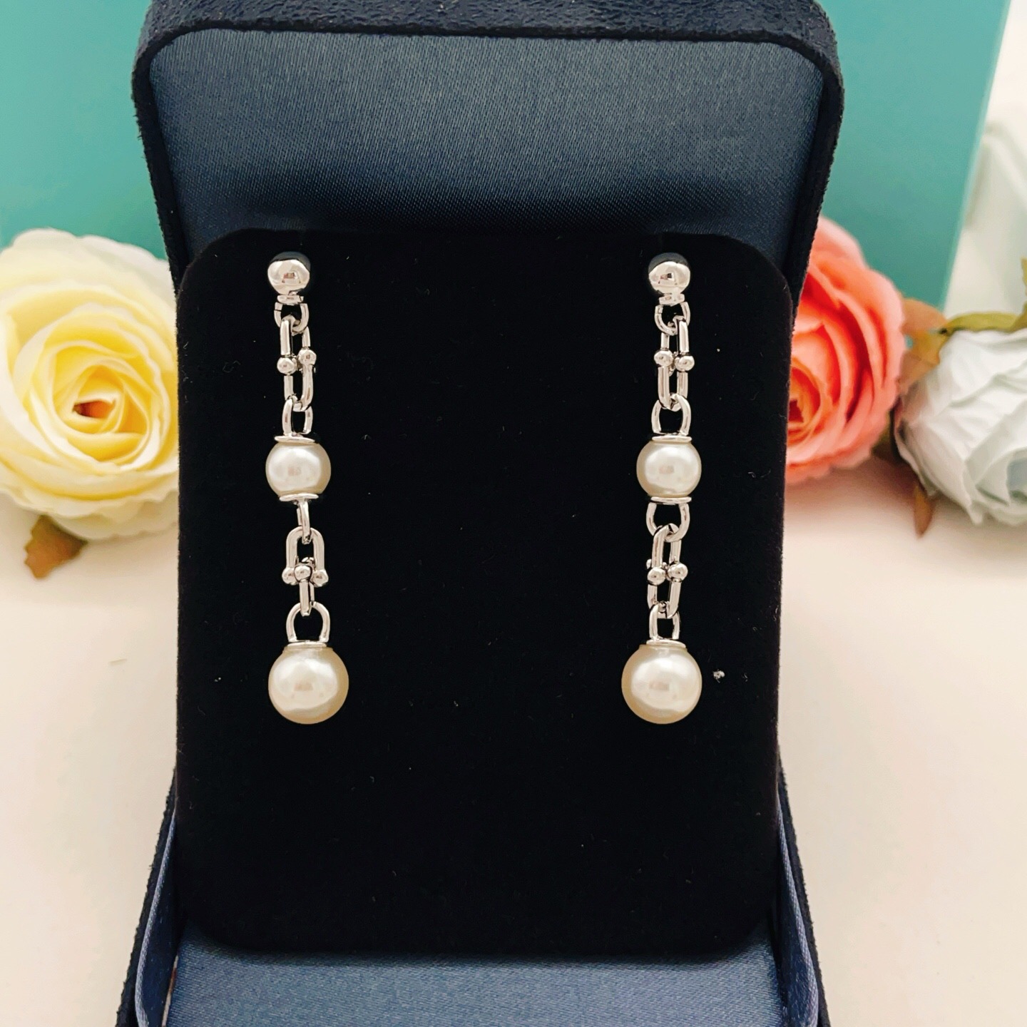 【Tiffany*帝芙尼最新款🆕🆕银色流苏珍珠耳钉】一致官网黄铜材质，非常的上镜‼️设计很特别值得入手。
