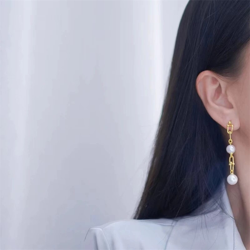 【Tiffany*帝芙尼最新款🆕🆕金色流苏珍珠耳钉】一致官网黄铜材质，非常的上镜‼️设计很特别值得入手。