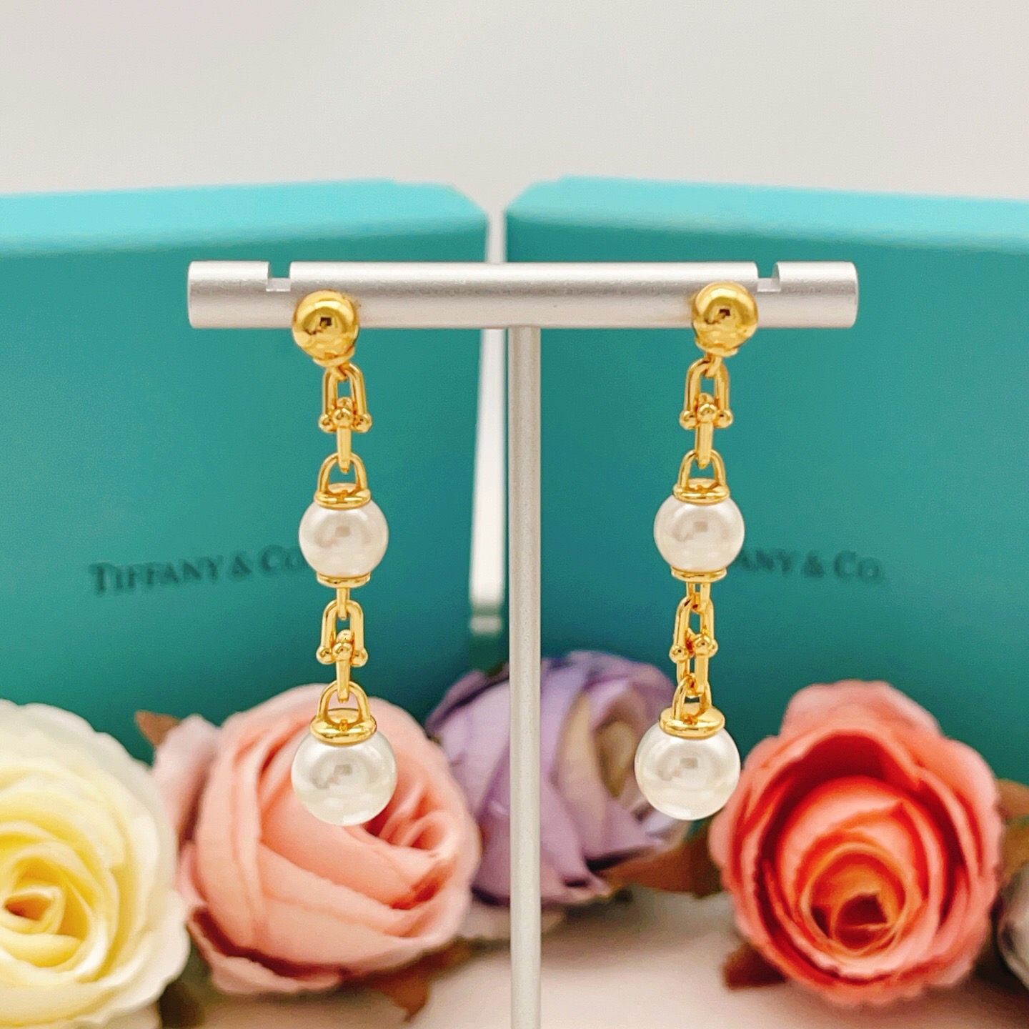 【Tiffany*帝芙尼最新款🆕🆕金色流苏珍珠耳钉】一致官网黄铜材质，非常的上镜‼️设计很特别值得入手。