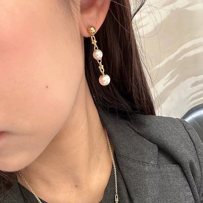 【Tiffany*帝芙尼最新款🆕🆕金色流苏珍珠耳钉】一致官网黄铜材质，非常的上镜‼️设计很特别值得入手。