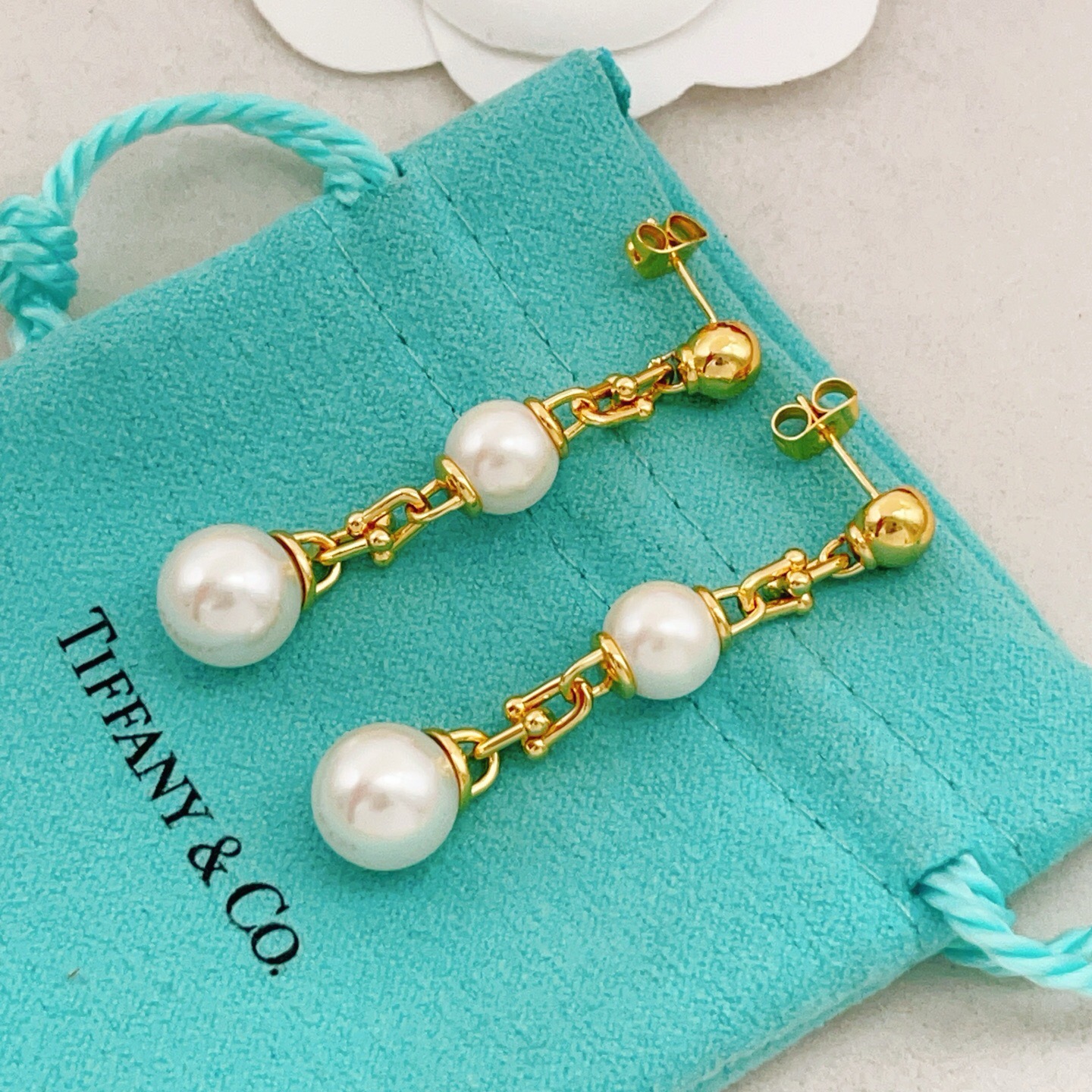 【Tiffany*帝芙尼最新款🆕🆕金色流苏珍珠耳钉】一致官网黄铜材质，非常的上镜‼️设计很特别值得入手。