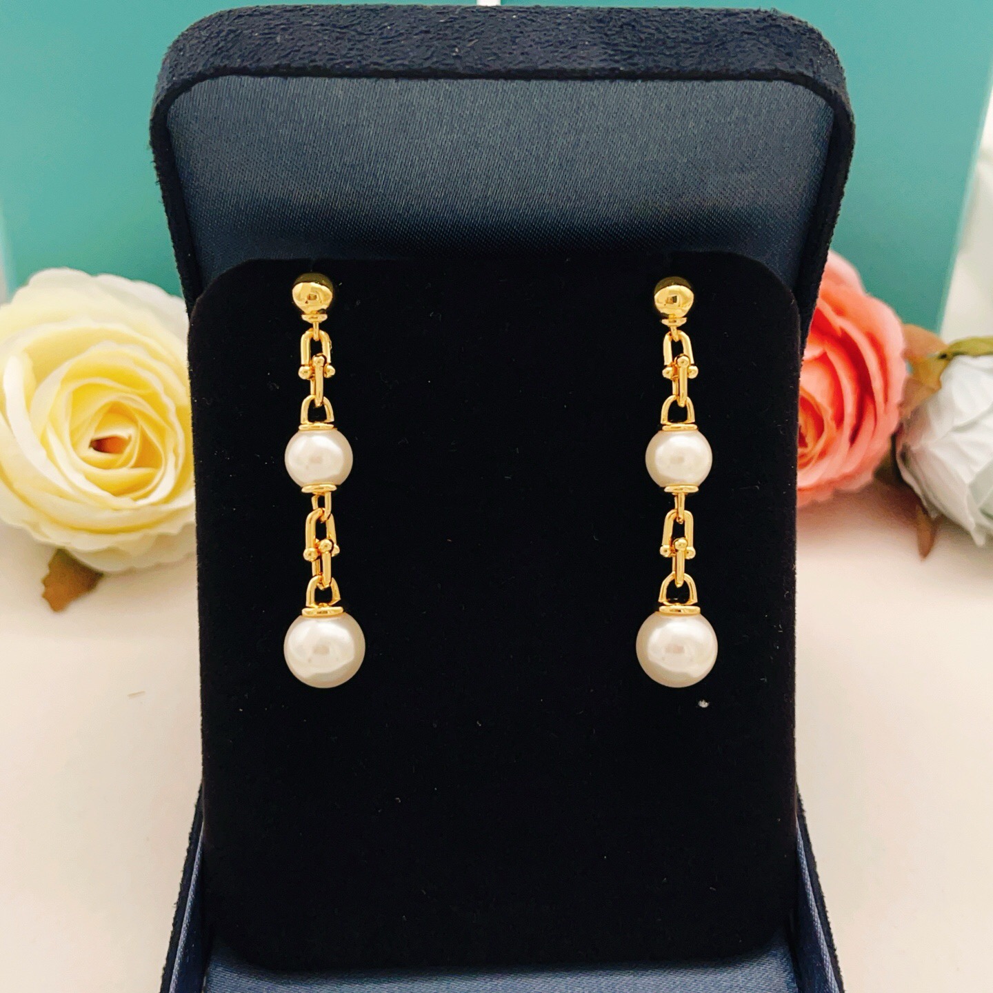 【Tiffany*帝芙尼最新款🆕🆕金色流苏珍珠耳钉】一致官网黄铜材质，非常的上镜‼️设计很特别值得入手。