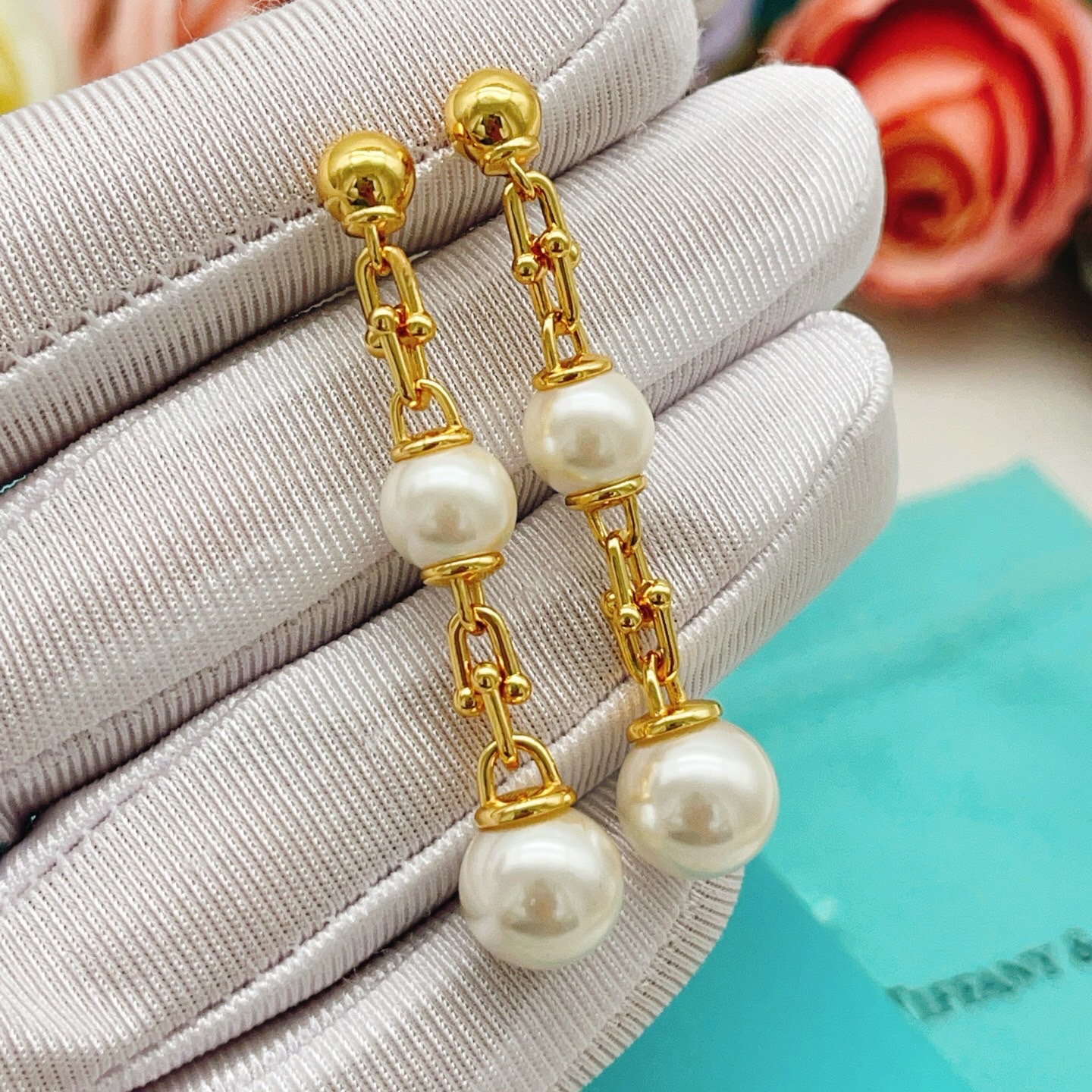 【Tiffany*帝芙尼最新款🆕🆕金色流苏珍珠耳钉】一致官网黄铜材质，非常的上镜‼️设计很特别值得入手。
