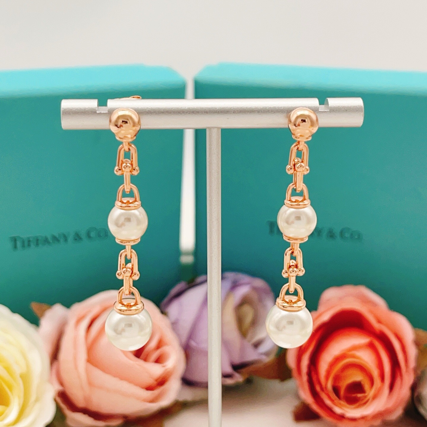 【Tiffany*帝芙尼最新款🆕🆕玫瑰金流苏珍珠耳钉】一致官网黄铜材质，非常的上镜‼️设计很特别值得入手