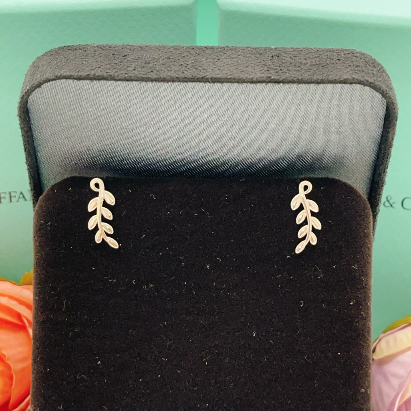 【Tiffany*帝芙尼最新款🆕🆕银色叶片耳钉】一致官网黄铜材质，非常的上镜‼️设计很特别值得入手。高级