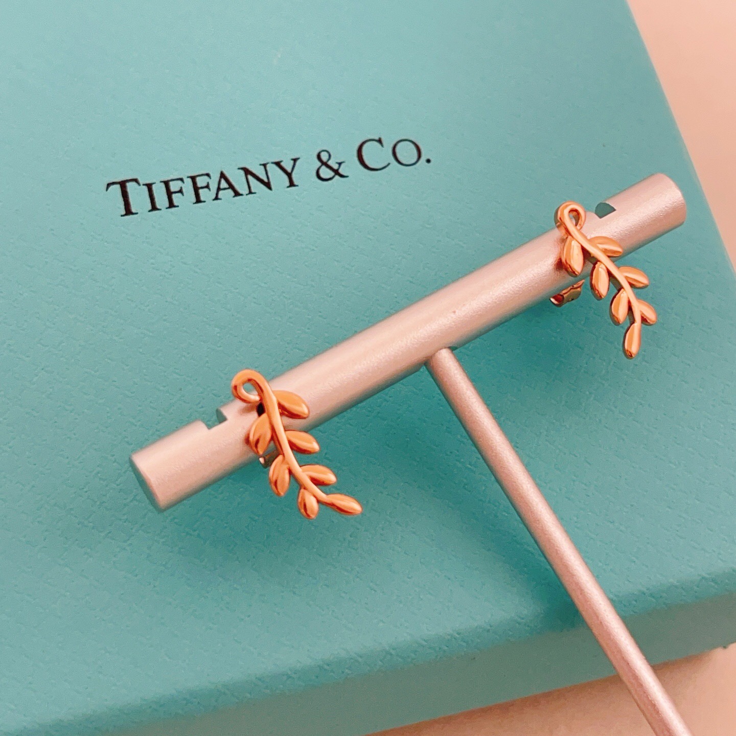 【Tiffany*帝芙尼最新款🆕🆕玫瑰金叶片耳钉】一致官网黄铜材质，非常的上镜‼️设计很特别值得入手。高