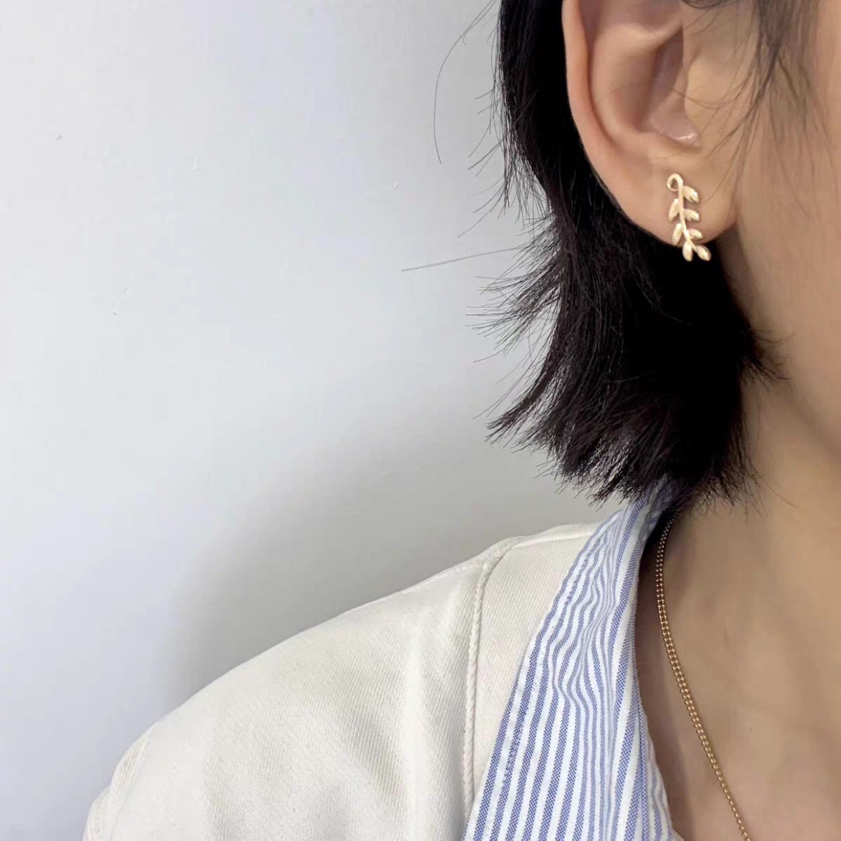 【Tiffany*帝芙尼最新款🆕🆕玫瑰金叶片耳钉】一致官网黄铜材质，非常的上镜‼️设计很特别值得入手。高