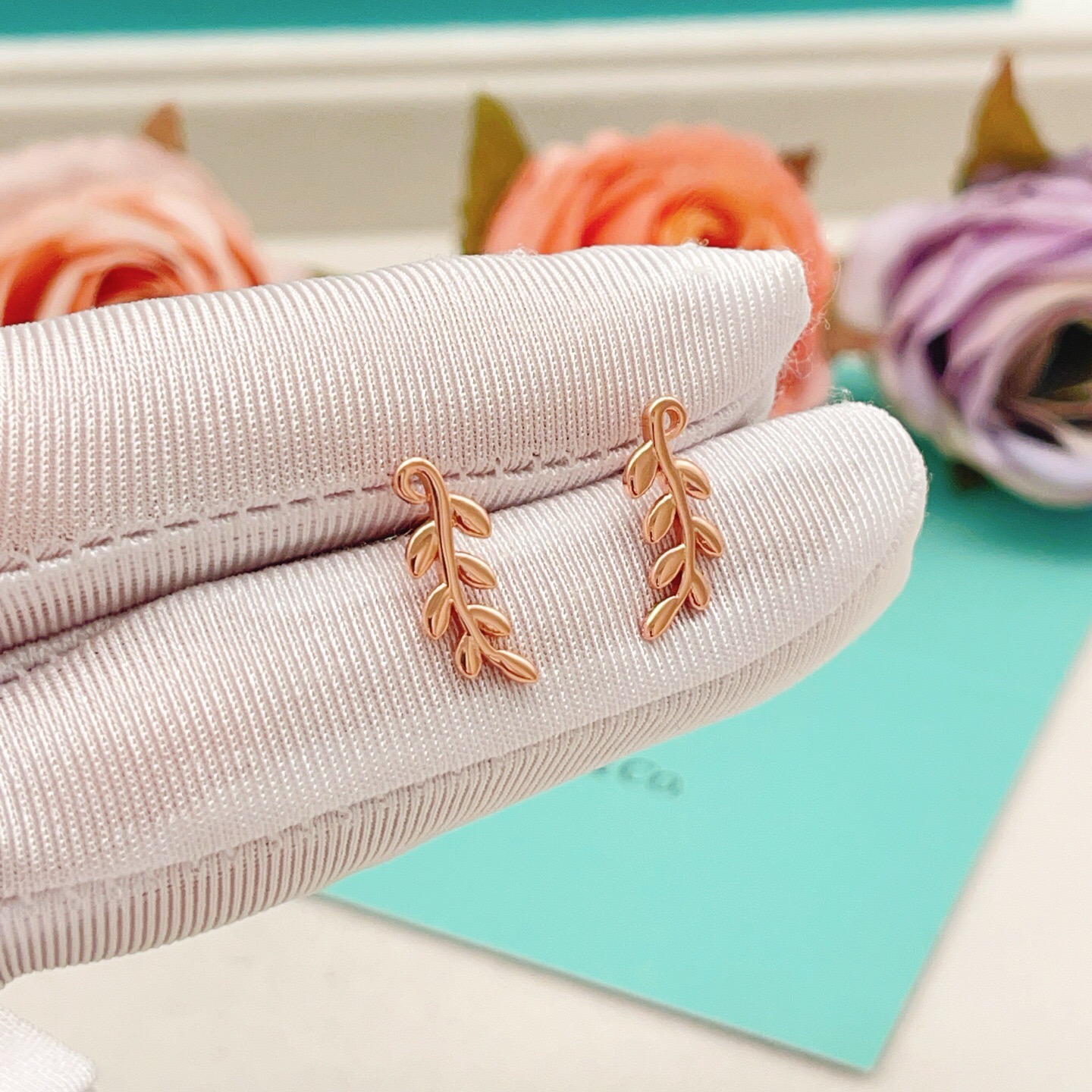【Tiffany*帝芙尼最新款🆕🆕玫瑰金叶片耳钉】一致官网黄铜材质，非常的上镜‼️设计很特别值得入手。高