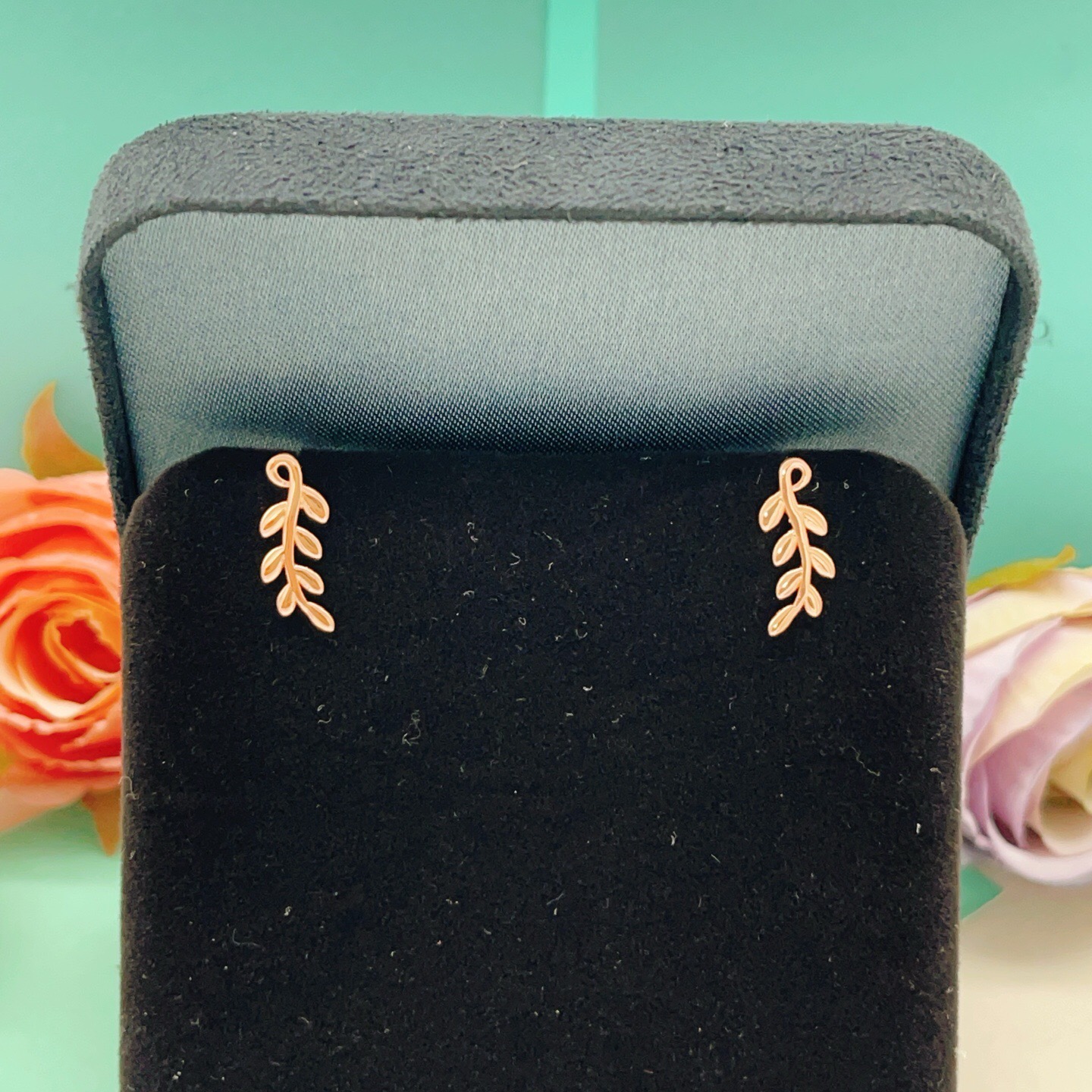 【Tiffany*帝芙尼最新款🆕🆕玫瑰金叶片耳钉】一致官网黄铜材质，非常的上镜‼️设计很特别值得入手。高