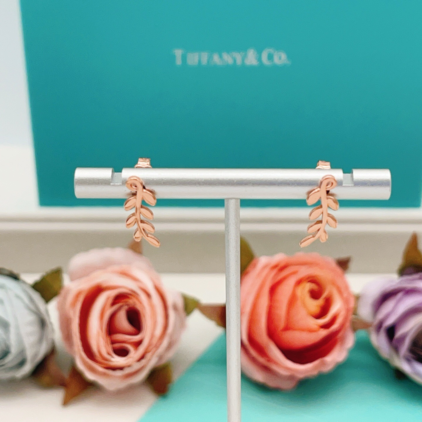 【Tiffany*帝芙尼最新款🆕🆕玫瑰金叶片耳钉】一致官网黄铜材质，非常的上镜‼️设计很特别值得入手。高