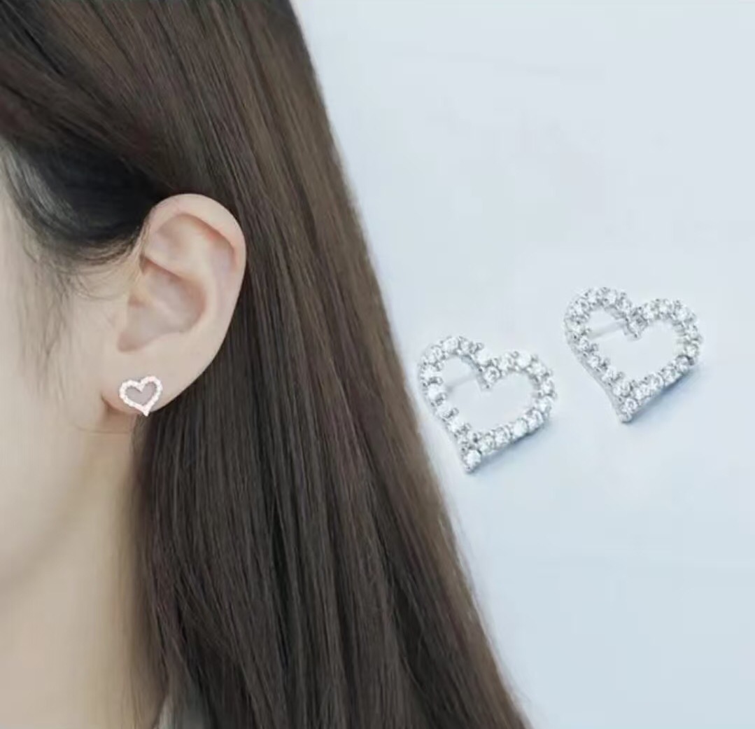 【Tiffany*帝芙尼最新款🆕🆕银色满钻镂空爱心耳钉】一致官网黄铜材质，非常的上镜‼️设计很特别值得入